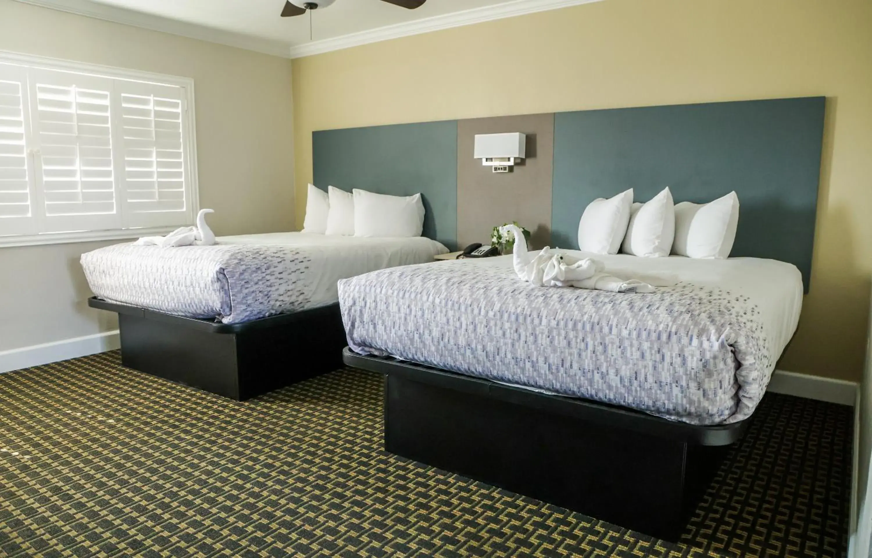 Bed in Sea Breeze Inn - San Simeon Bed in Sea Breeze Inn - San Simeon