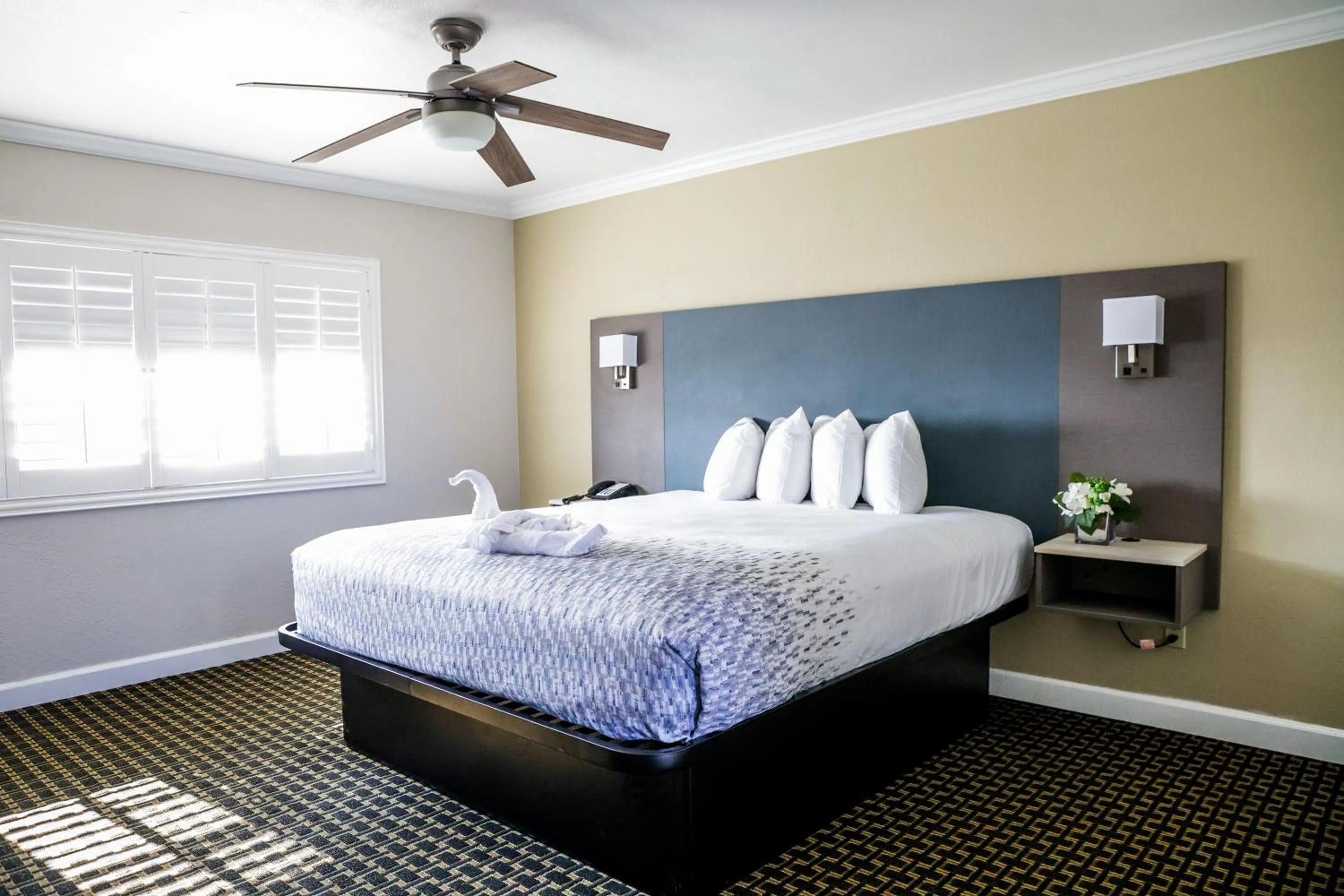 Bed in Sea Breeze Inn - San Simeon