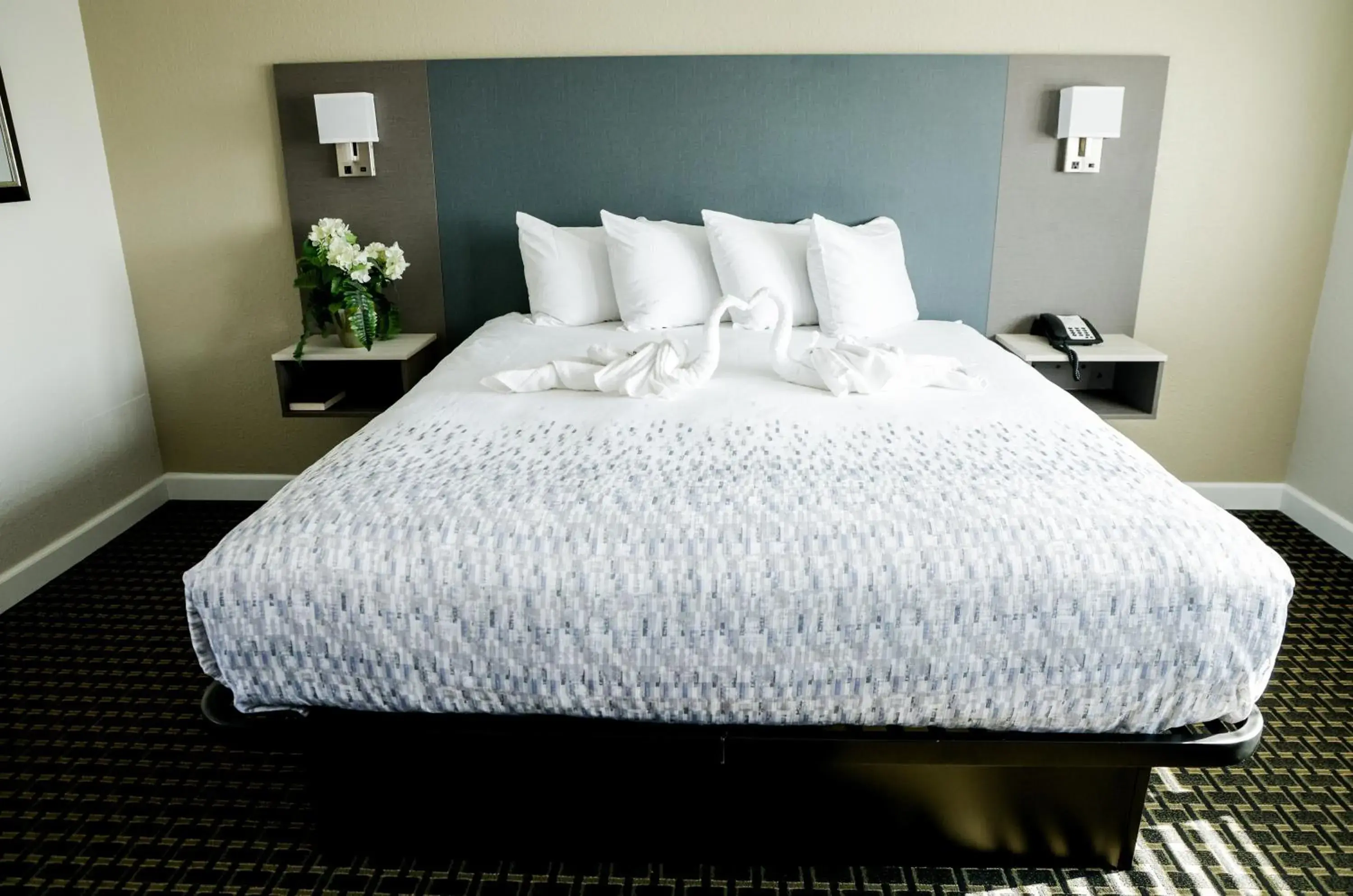 Bed in Sea Breeze Inn - San Simeon Bed in Sea Breeze Inn - San Simeon