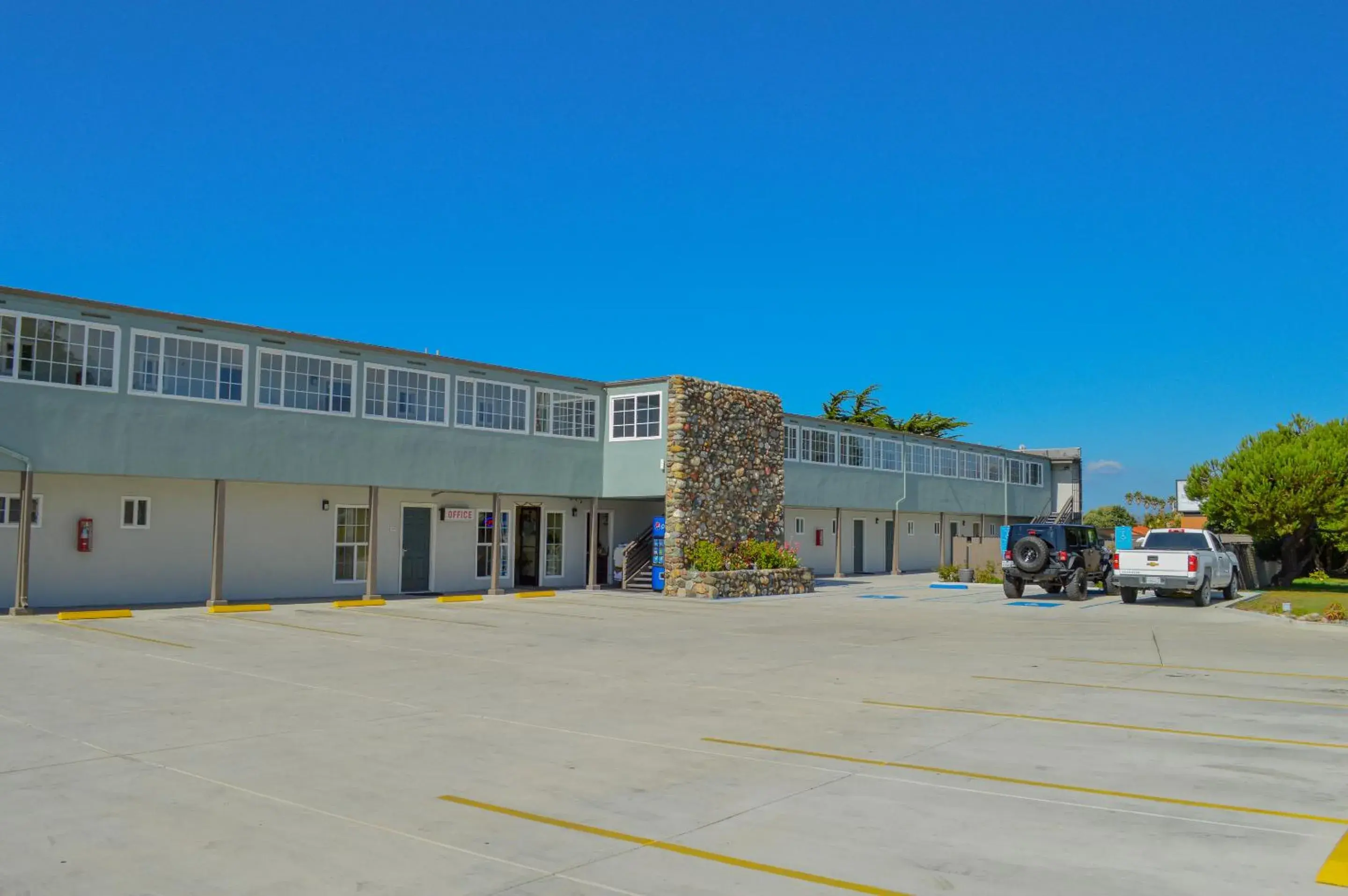 Facade/entrance in Sea Breeze Inn - San Simeon Facade/entrance in Sea Breeze Inn - San Simeon
