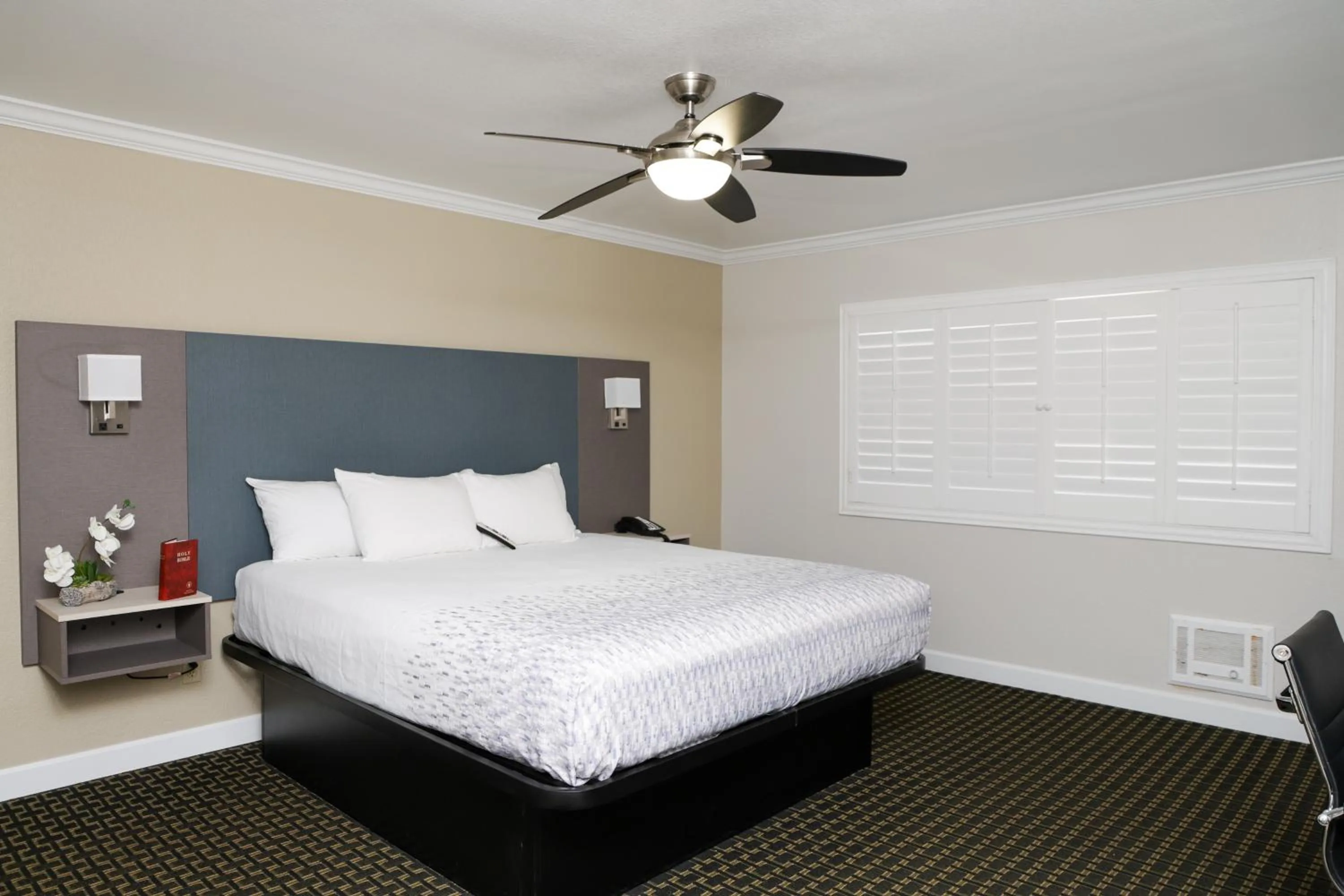 Bed in Sea Breeze Inn - San Simeon