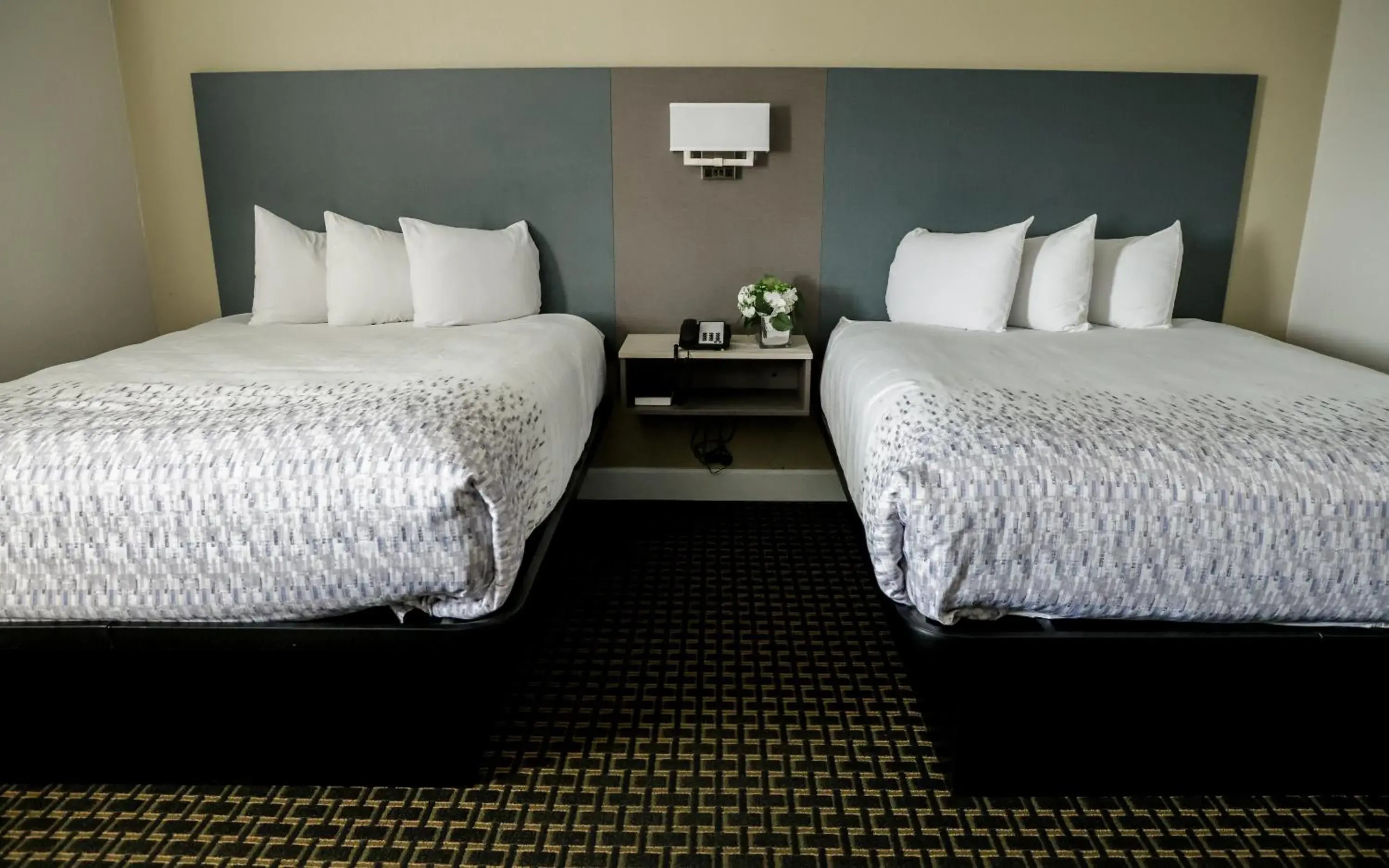 Bed in Sea Breeze Inn - San Simeon Bed in Sea Breeze Inn - San Simeon