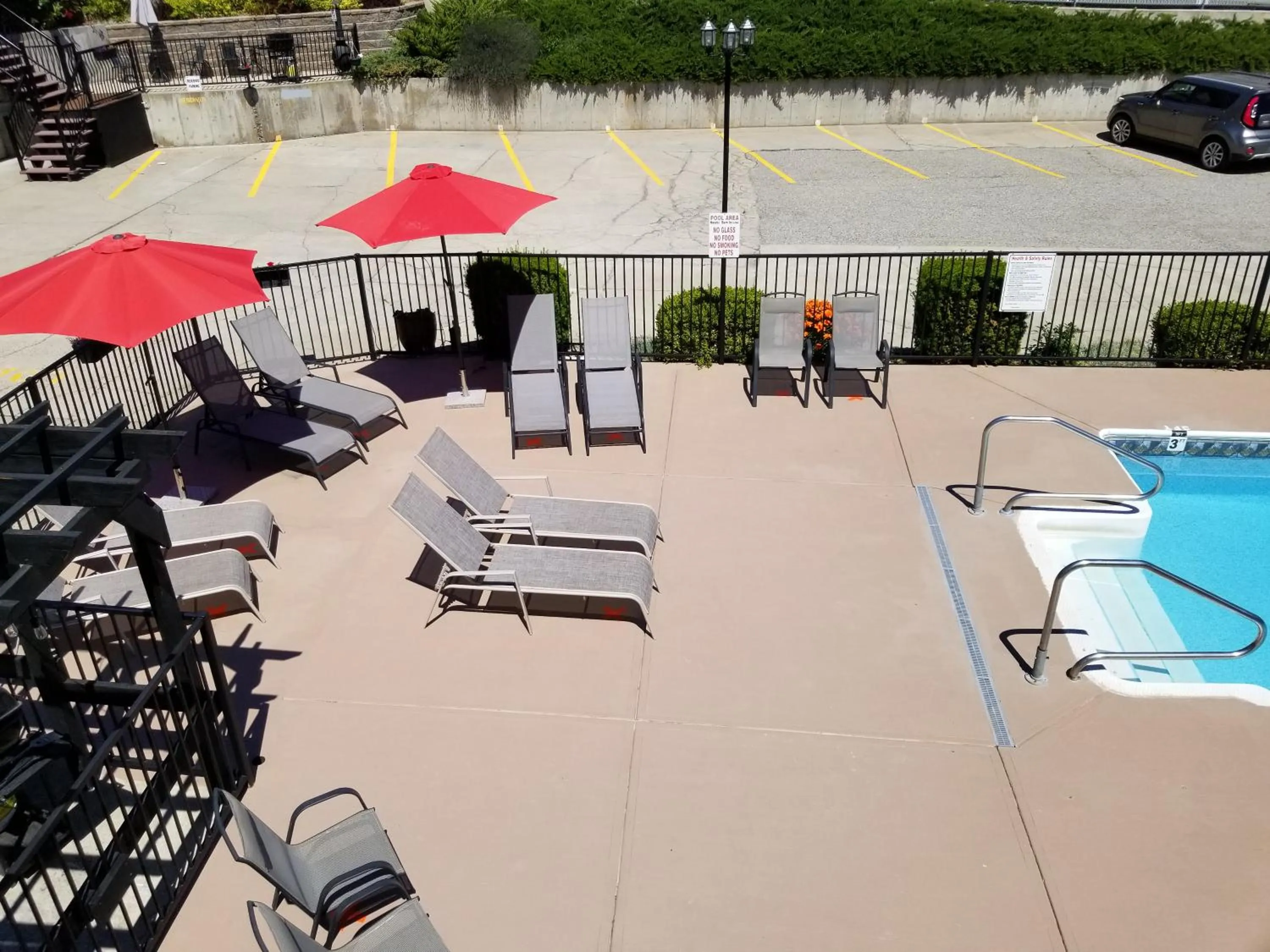 Swimming pool in Osoyoos Lakeview Inn & Suites