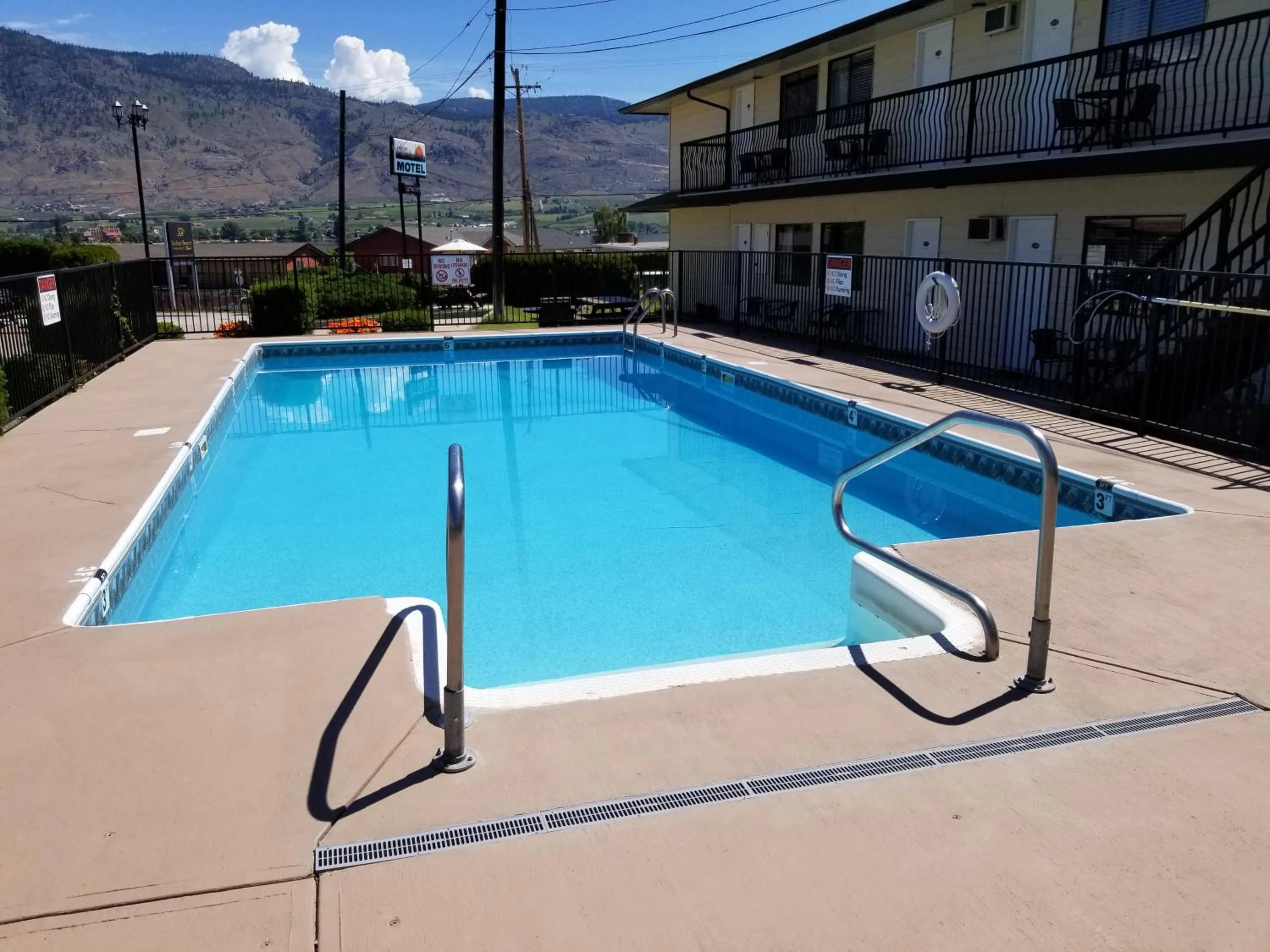 Swimming pool in Osoyoos Lakeview Inn & Suites
