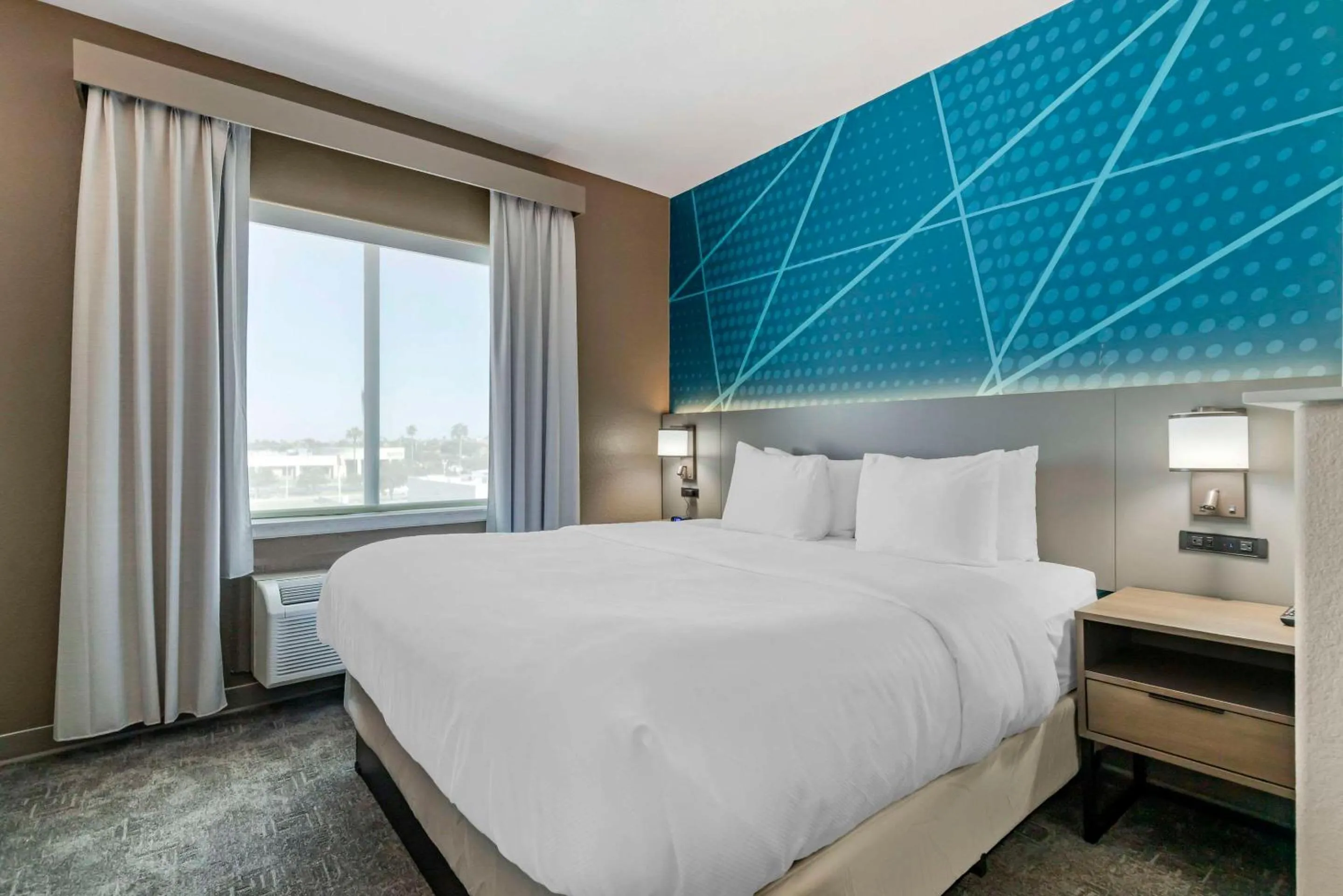 Bedroom, Bed in Comfort Suites