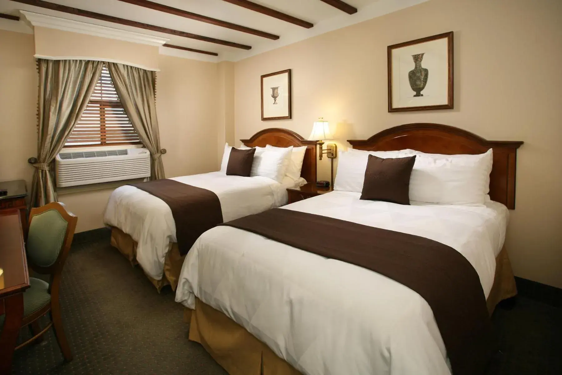 Bedroom, Bed in Brand Plaza Hotel