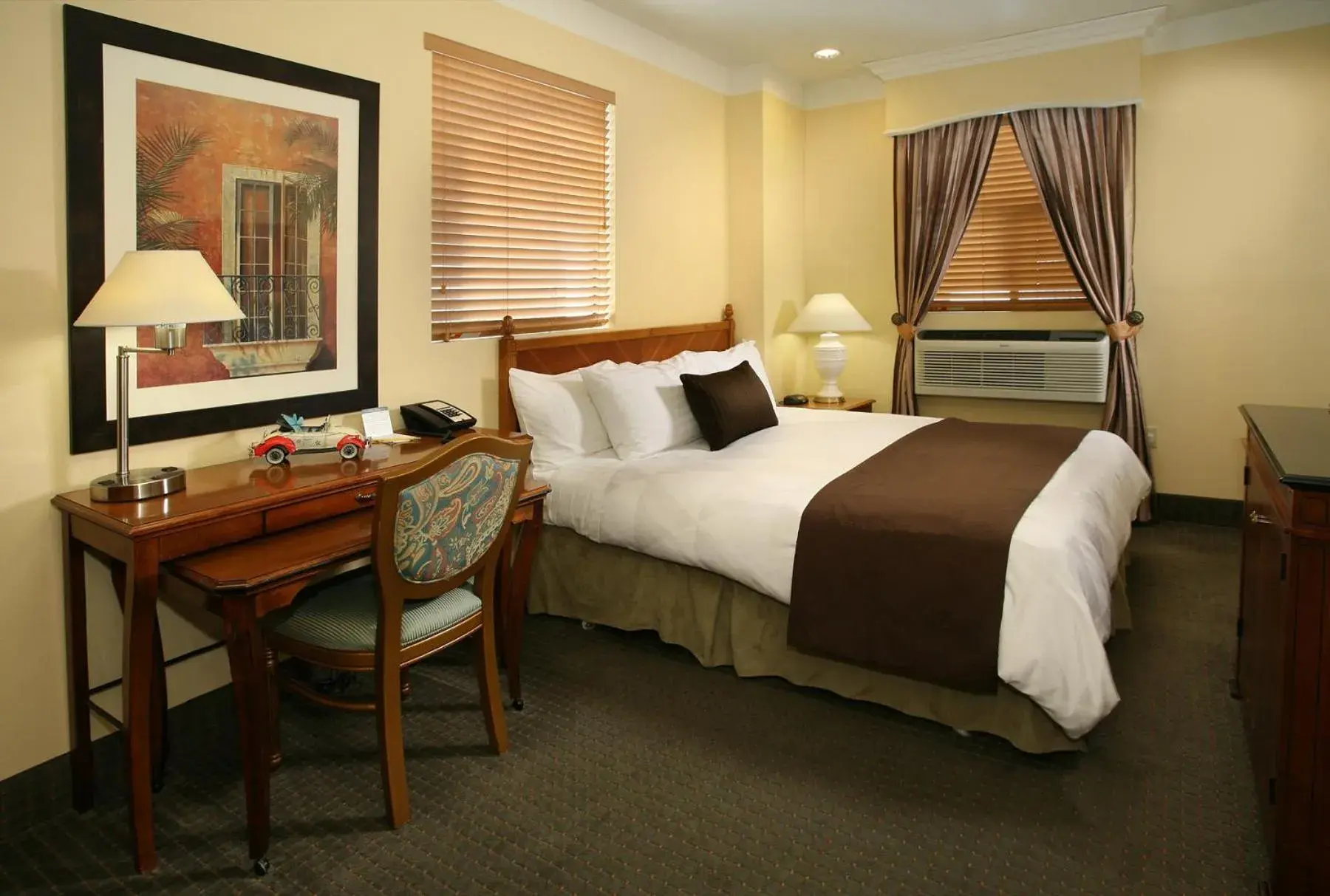 Bedroom, Bed in Brand Plaza Hotel
