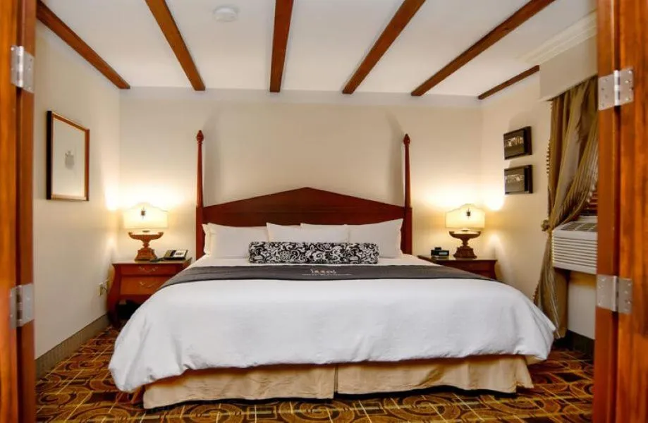 Bed in Brand Plaza Hotel