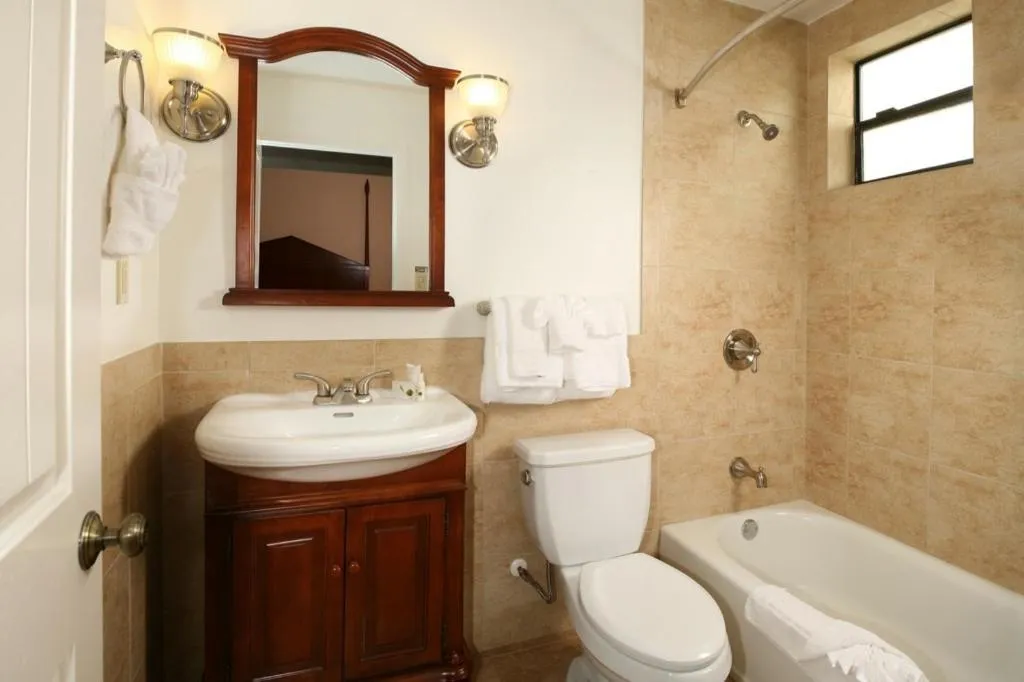 Bathroom in Brand Plaza Hotel