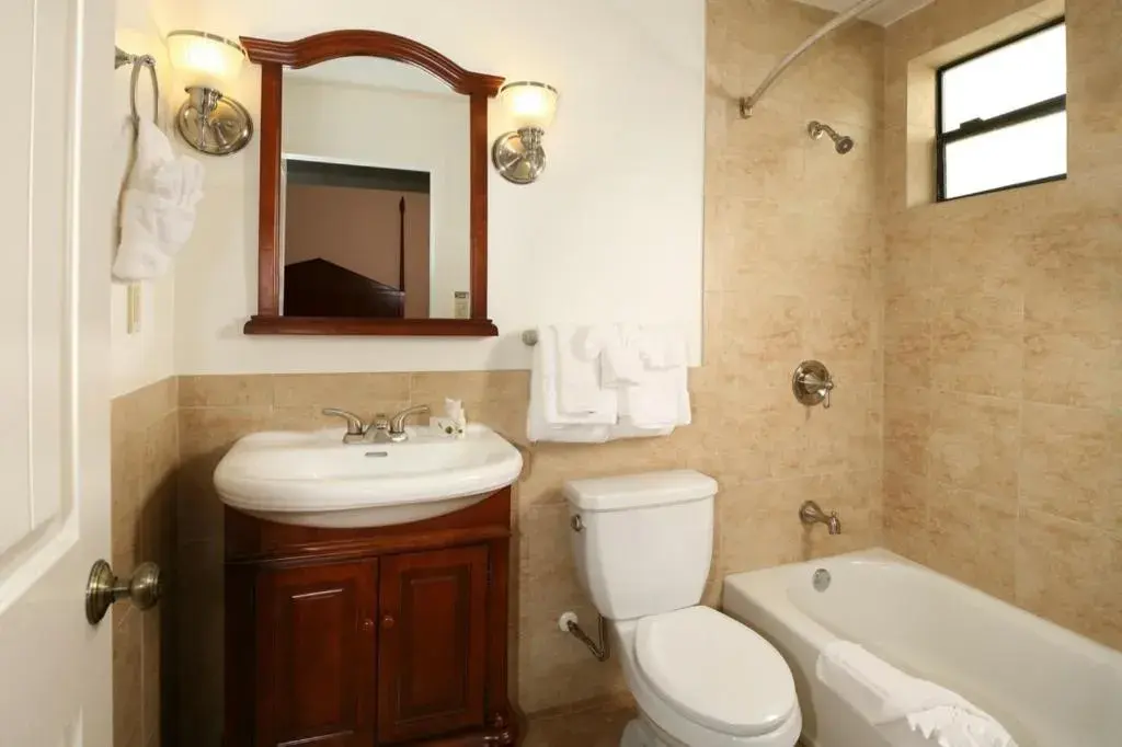Bathroom in Brand Plaza Hotel