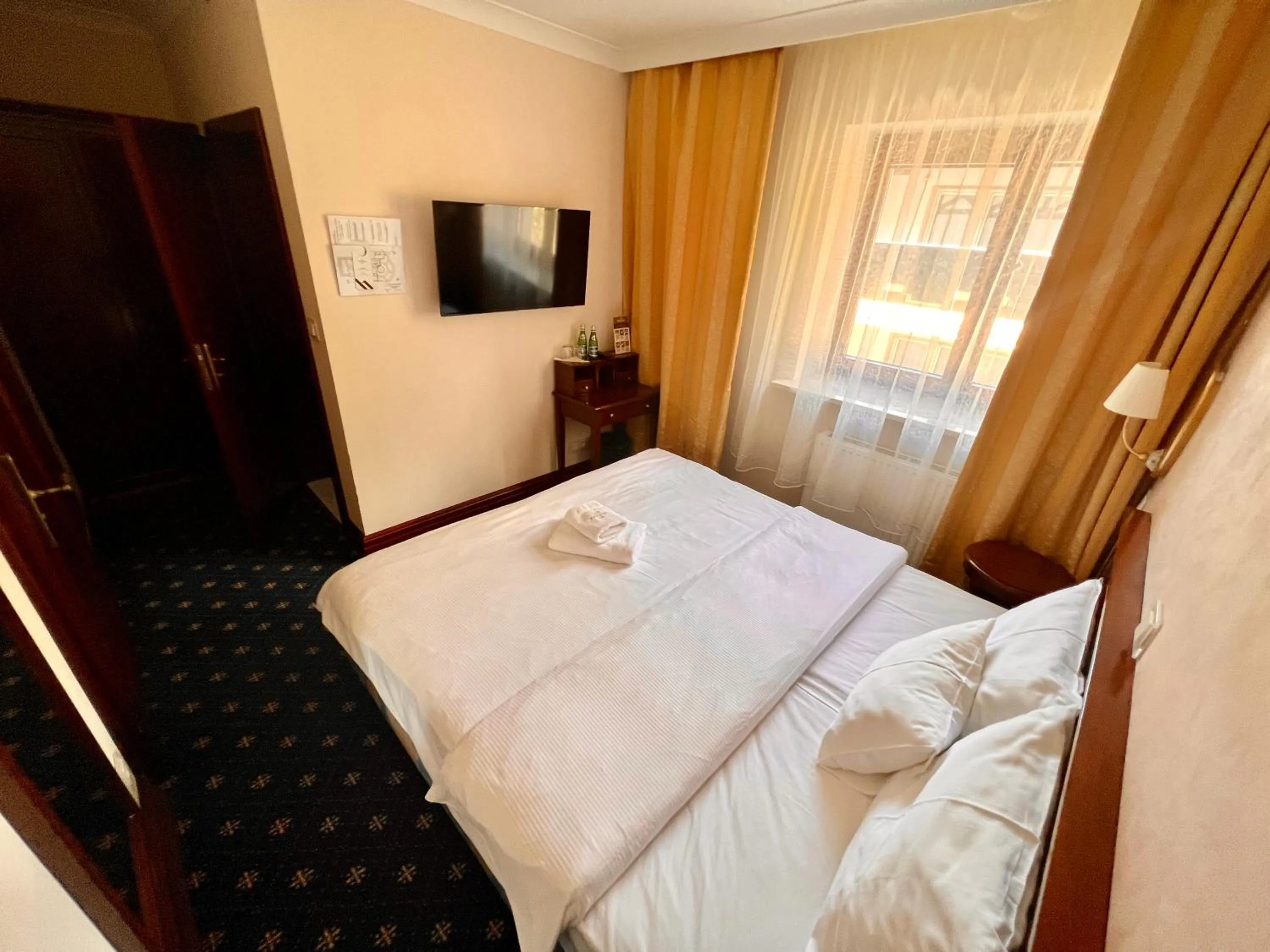 Bedroom, Bed in Woźniak Residence