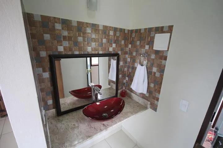 Shower in Suítes da Pousada Avalon Célia