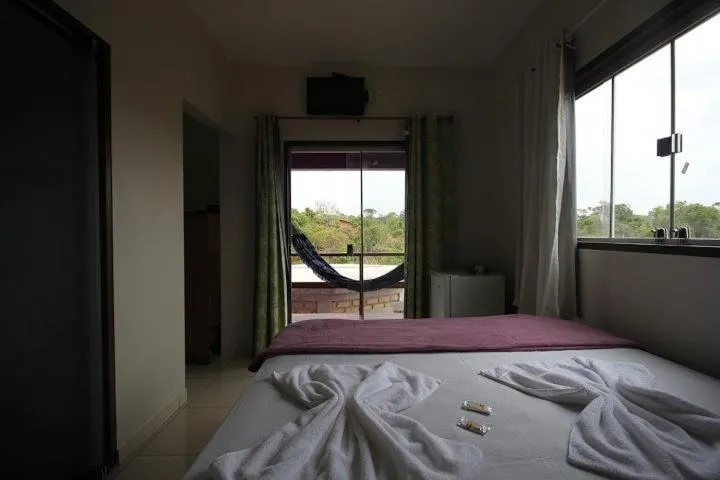 Property building, Bed in Suítes da Pousada Avalon Célia