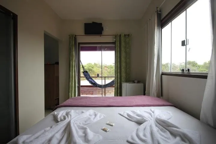Communal lounge/ TV room, Bed in Suítes da Pousada Avalon Célia