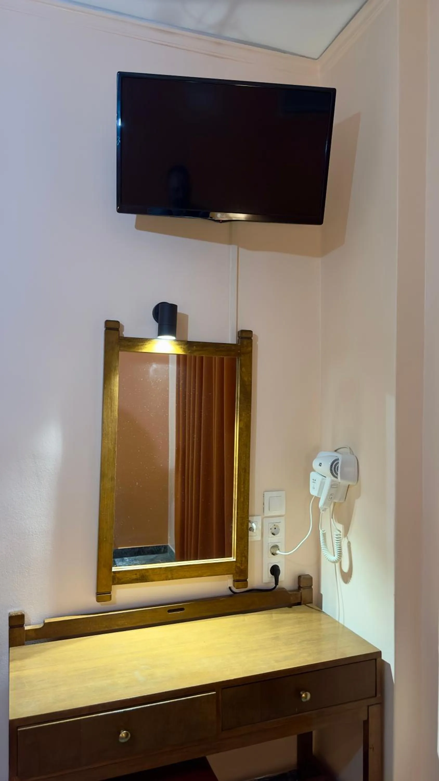 Photo of the whole room in Hotel Cosmos