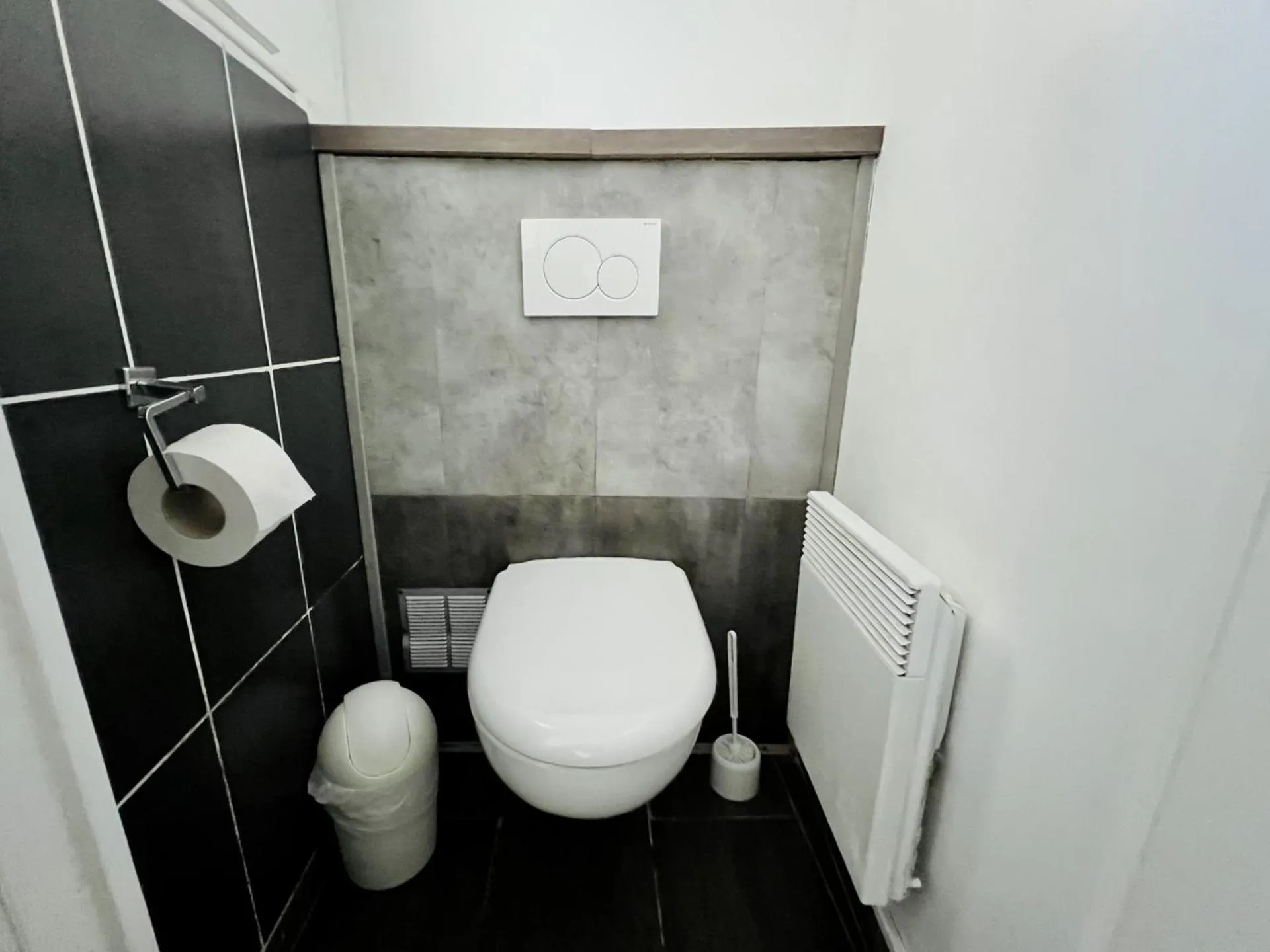 Toilet in Hôtel Le Littoral - Berck sur Mer