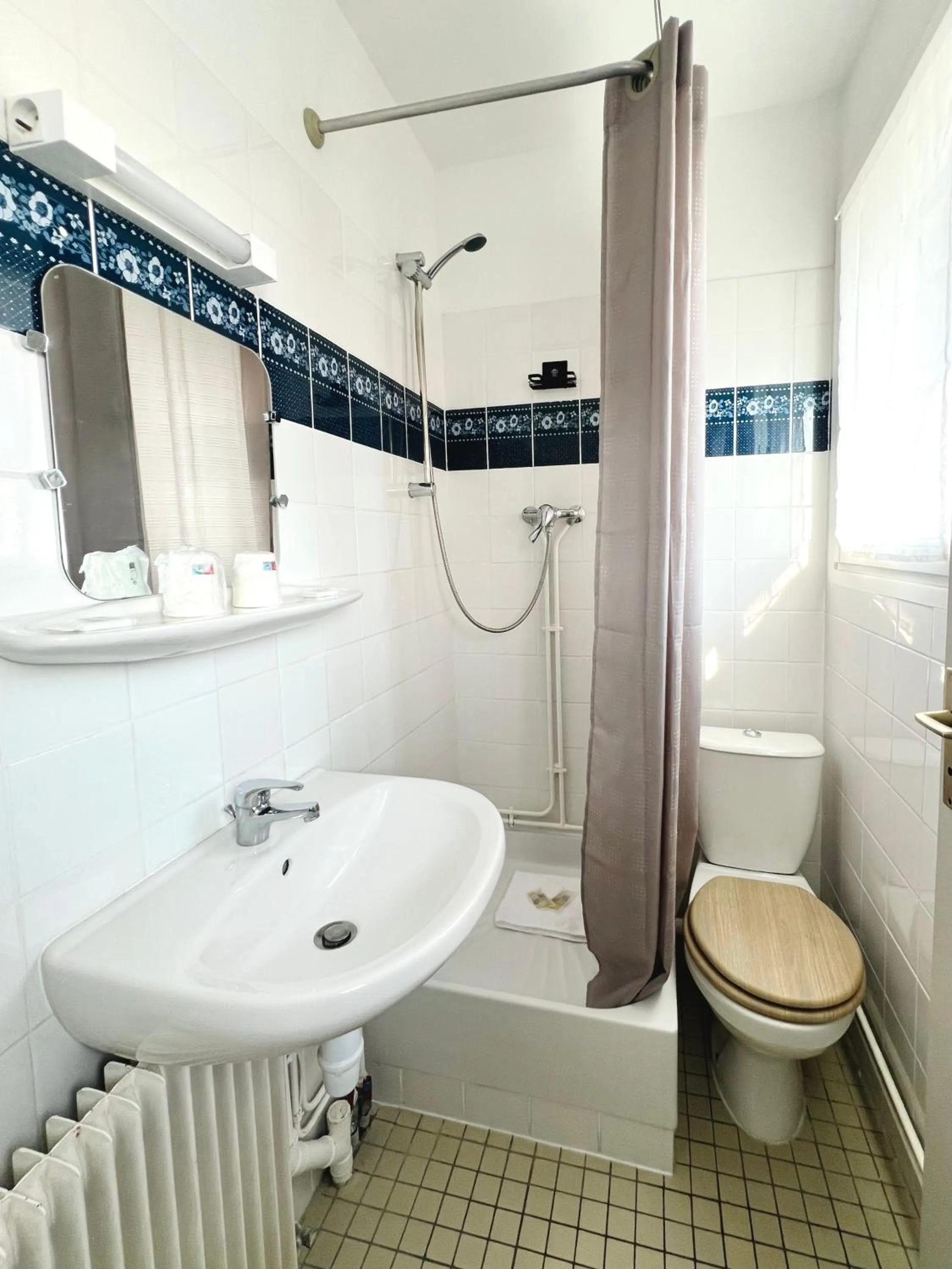 Bathroom in Hôtel Le Littoral - Berck sur Mer