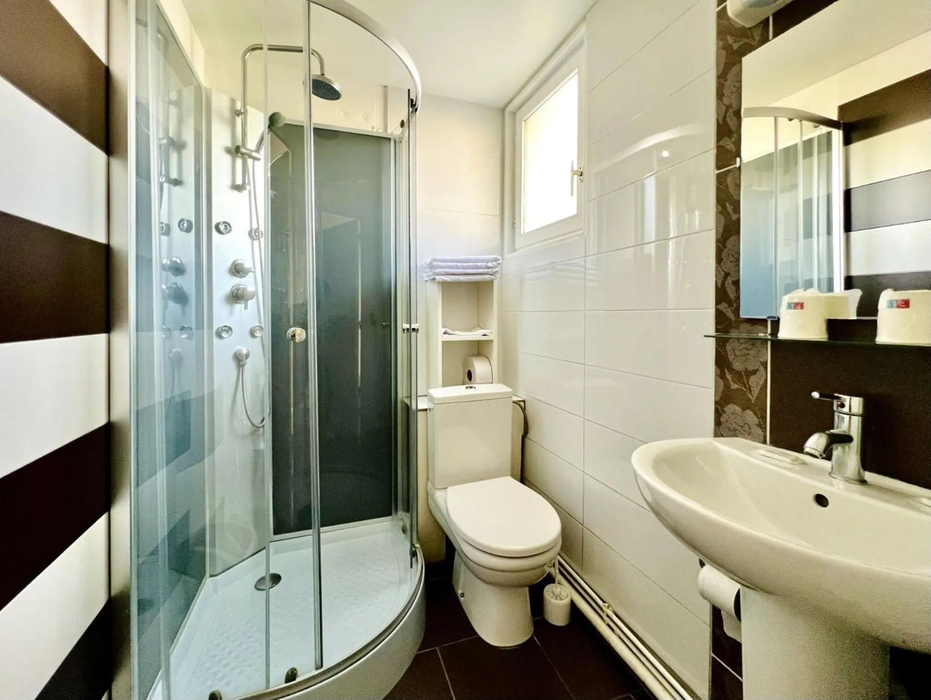 Shower in Hôtel Le Littoral - Berck sur Mer