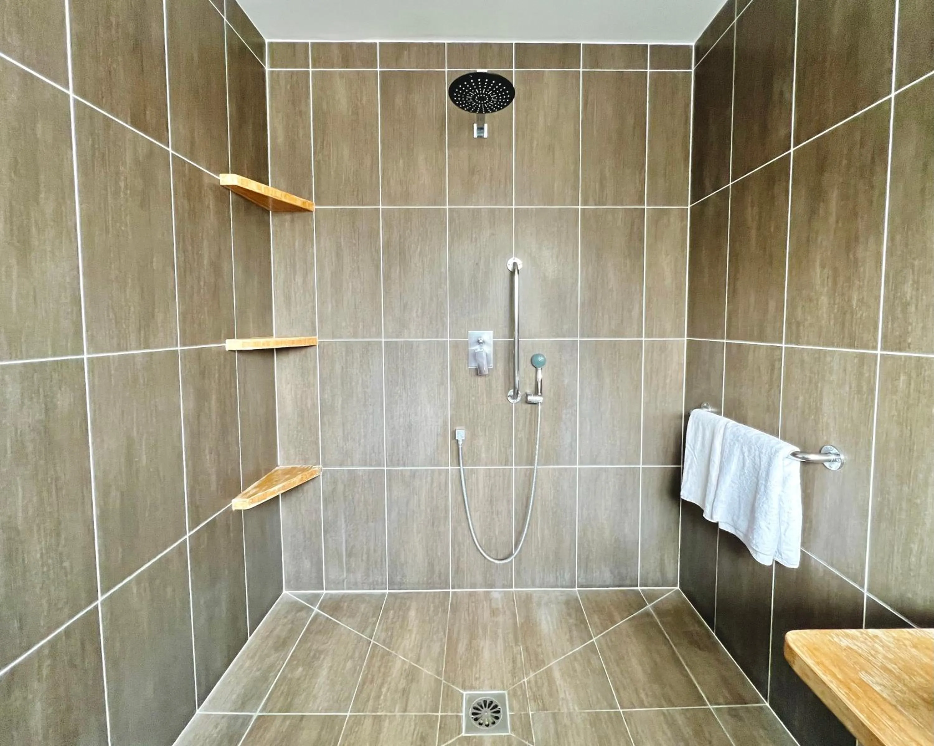 Shower in Hôtel Le Littoral - Berck sur Mer