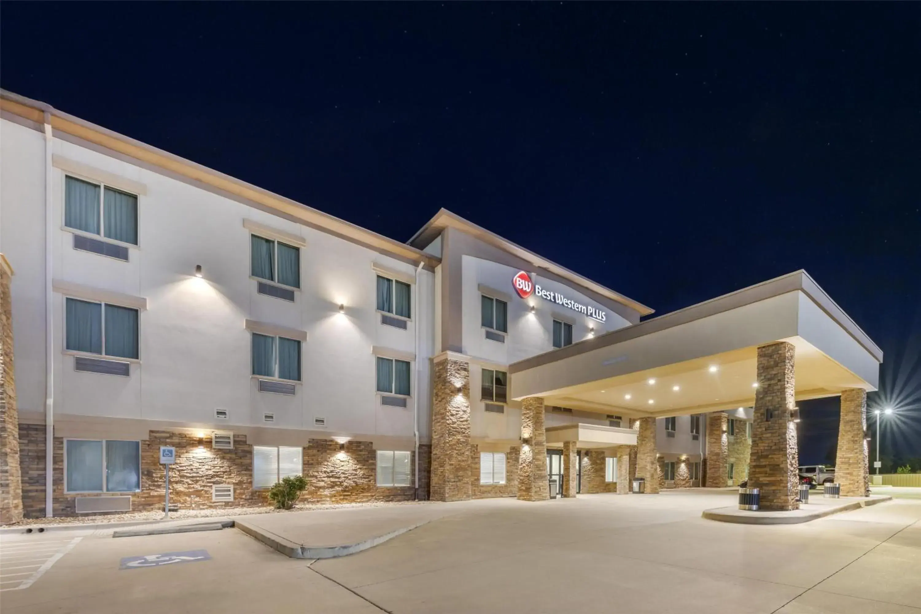 Property building in Best Western Plus Pauls Valley Property building in Best Western Plus Pauls Valley
