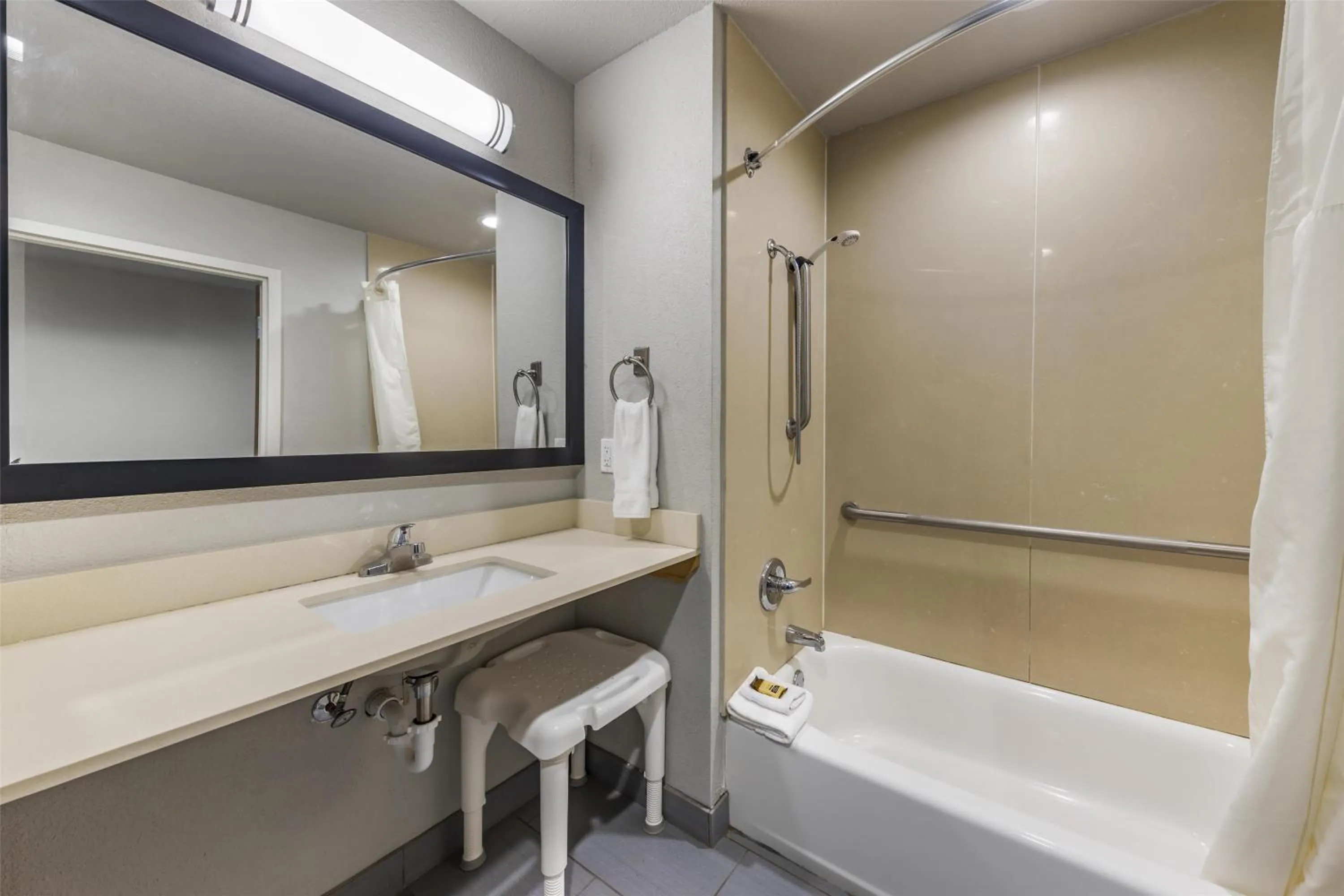 Bathroom in Best Western Plus Pauls Valley