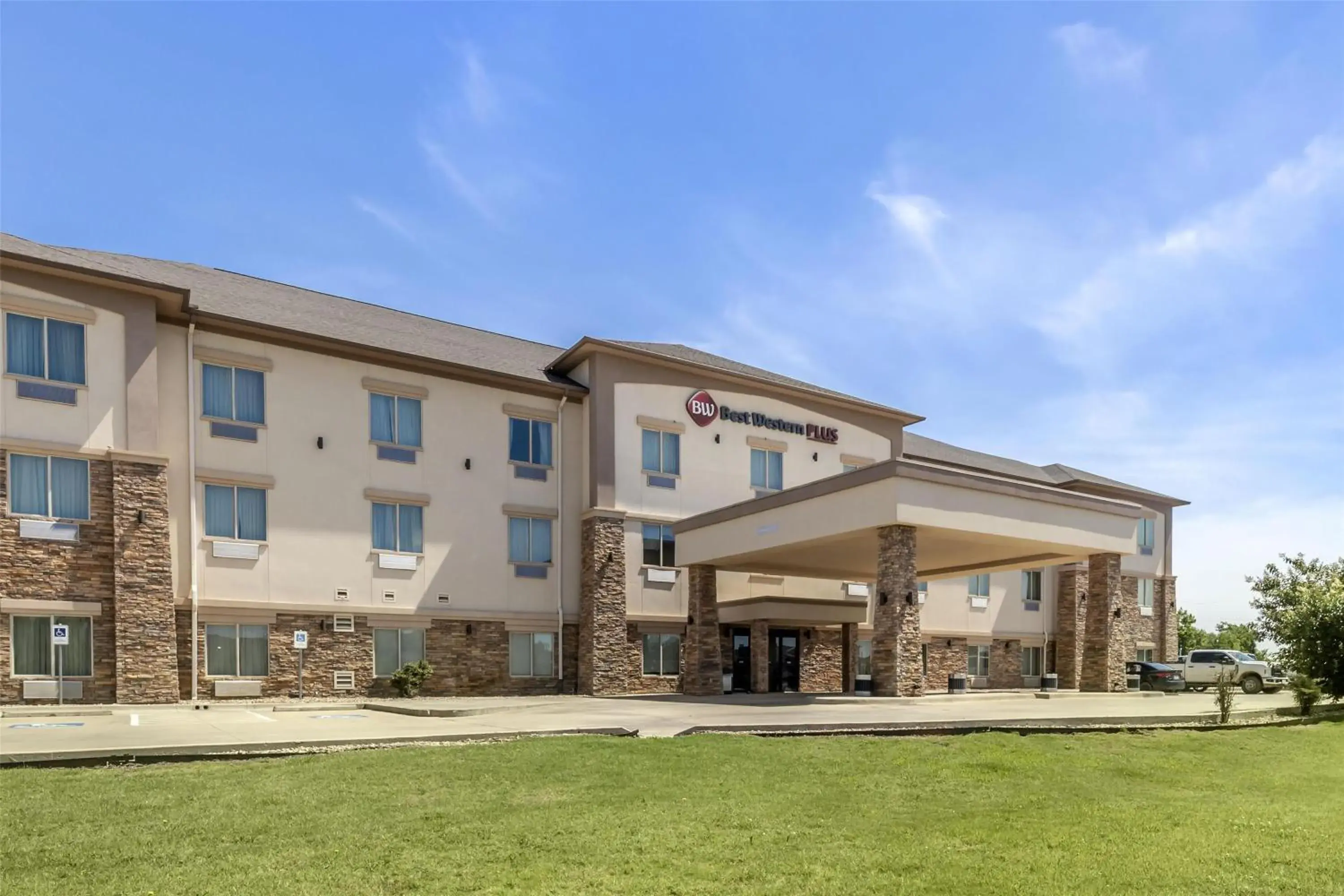 Property building in Best Western Plus Pauls Valley Property building in Best Western Plus Pauls Valley
