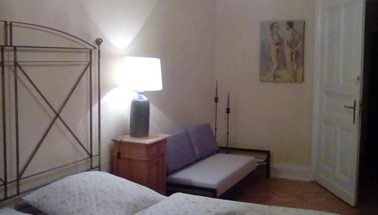 Seating area, Bed in Wohnen im Burghotel