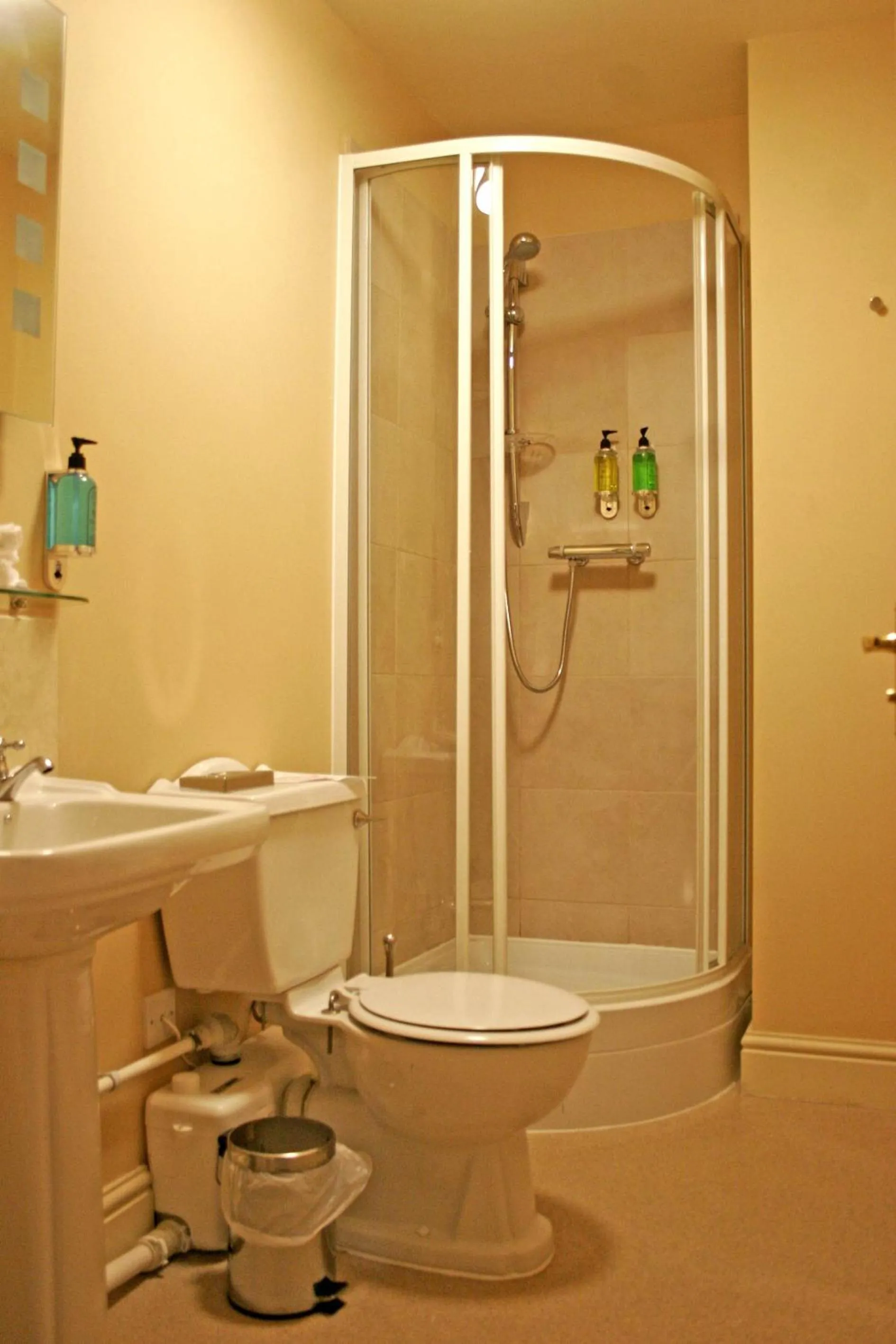 Bathroom in The Railway Tavern Hotel