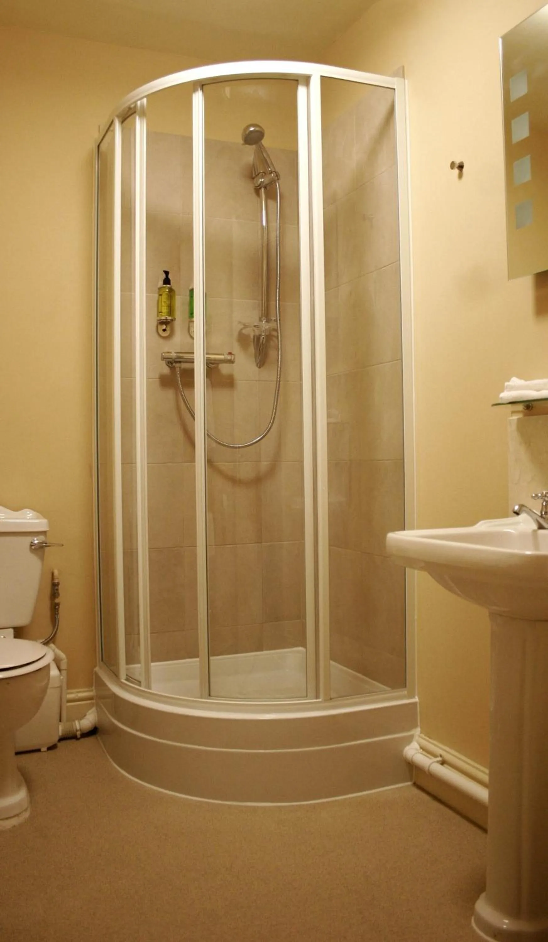 Bathroom in The Railway Tavern Hotel