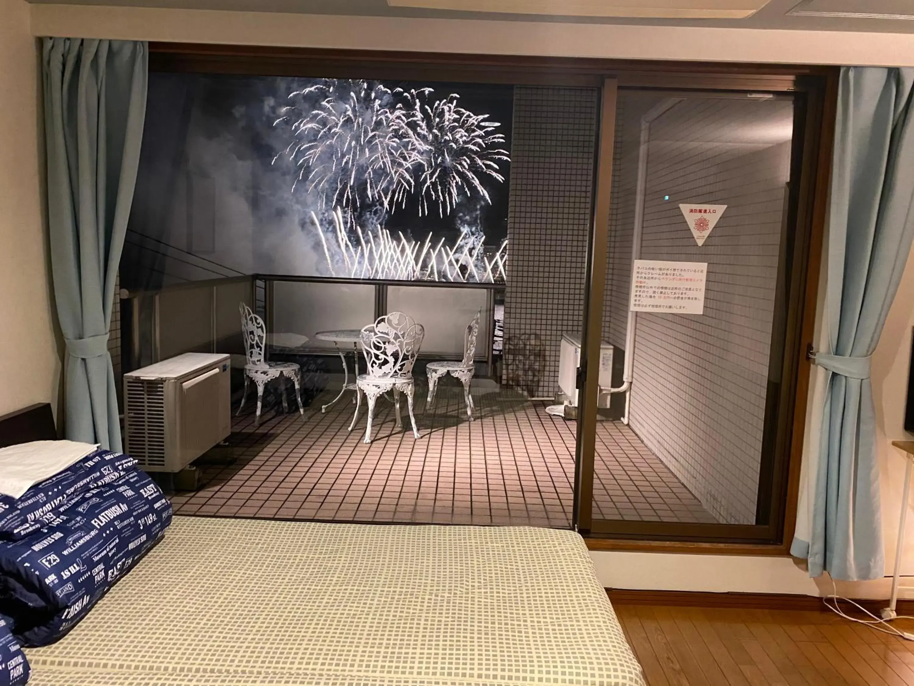 Bed in Atami Onsen Guest House Megumi 5 minutes walk from Atami Station Bed in Atami Onsen Guest House Megumi 5 minutes walk from Atami Station