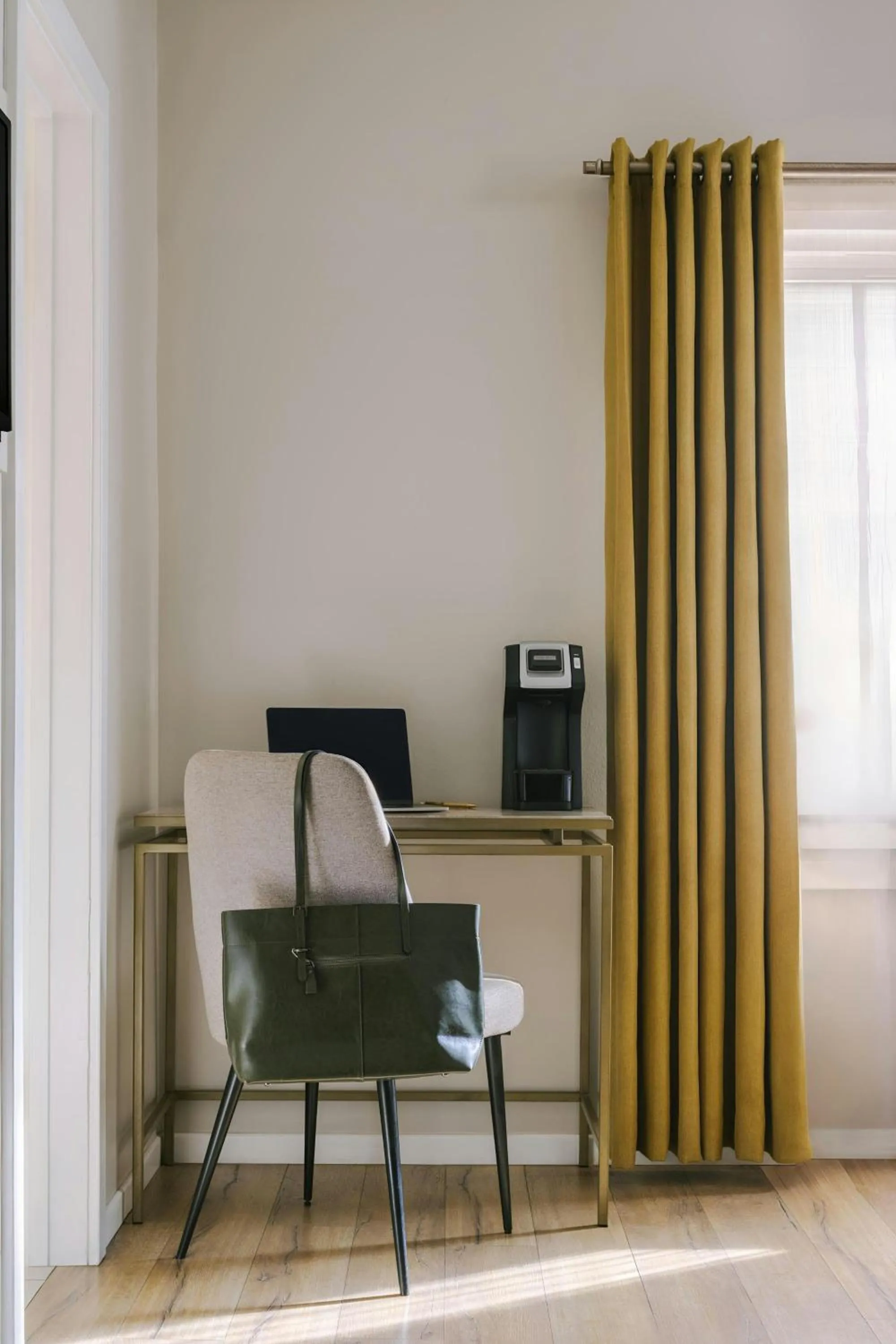 Bedroom in Beverly Terrace Hotel Beverly Hills, Sonder by Marriott Bonvoy