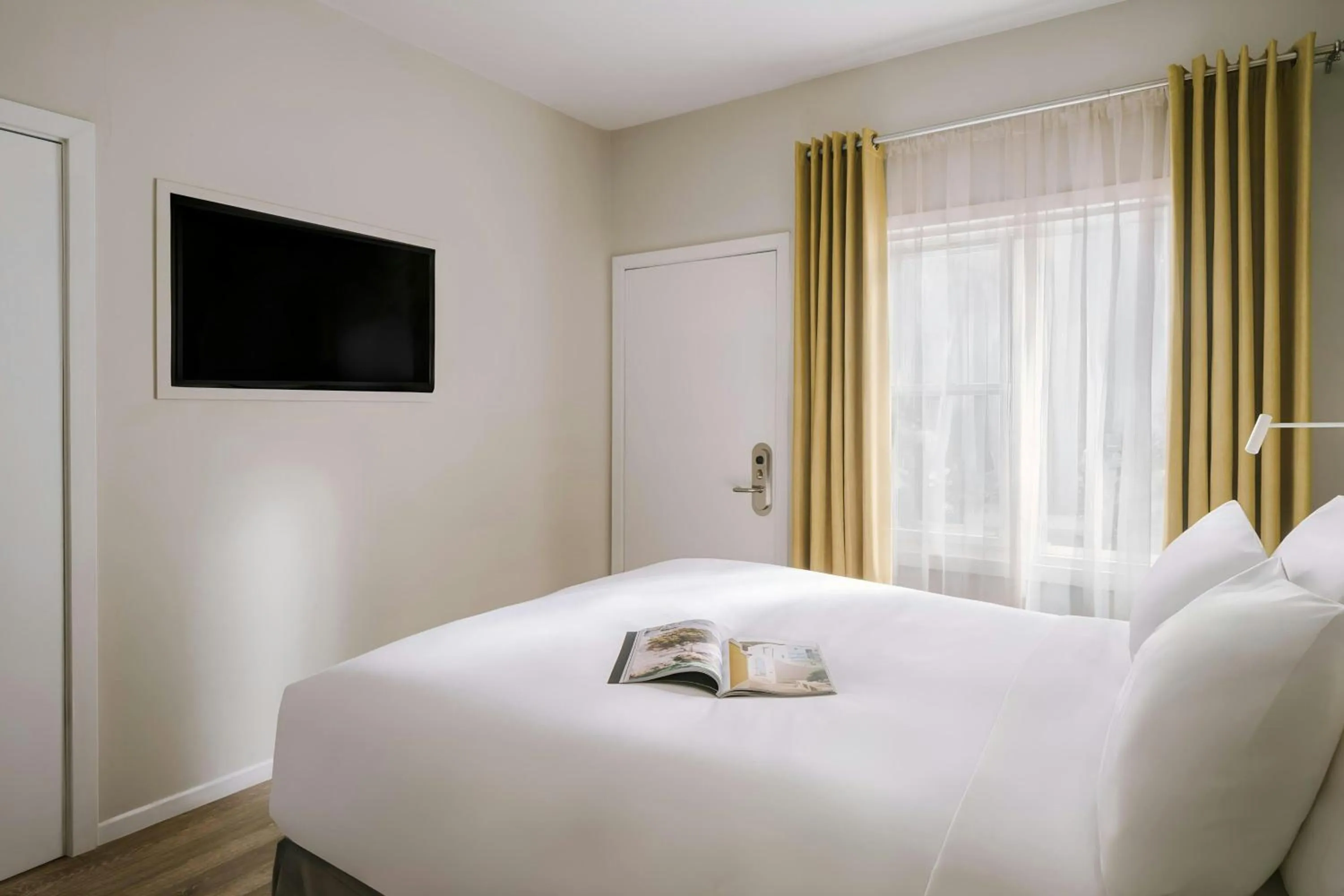 Bedroom, Bed in Beverly Terrace Hotel Beverly Hills, Sonder by Marriott Bonvoy