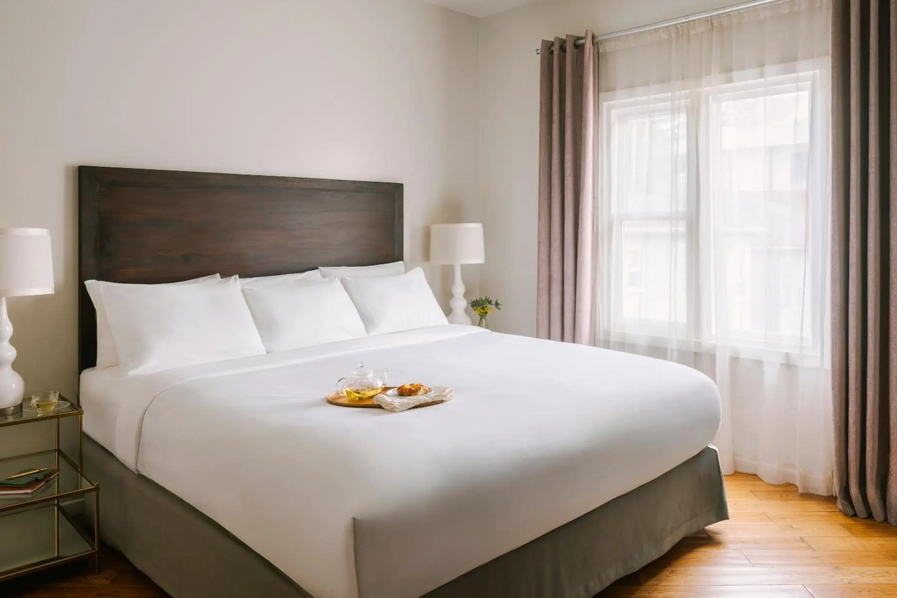 Deluxe King Room in Beverly Terrace Hotel Beverly Hills, Sonder by Marriott Bonvoy Deluxe King Room in Beverly Terrace Hotel Beverly Hills, Sonder by Marriott Bonvoy