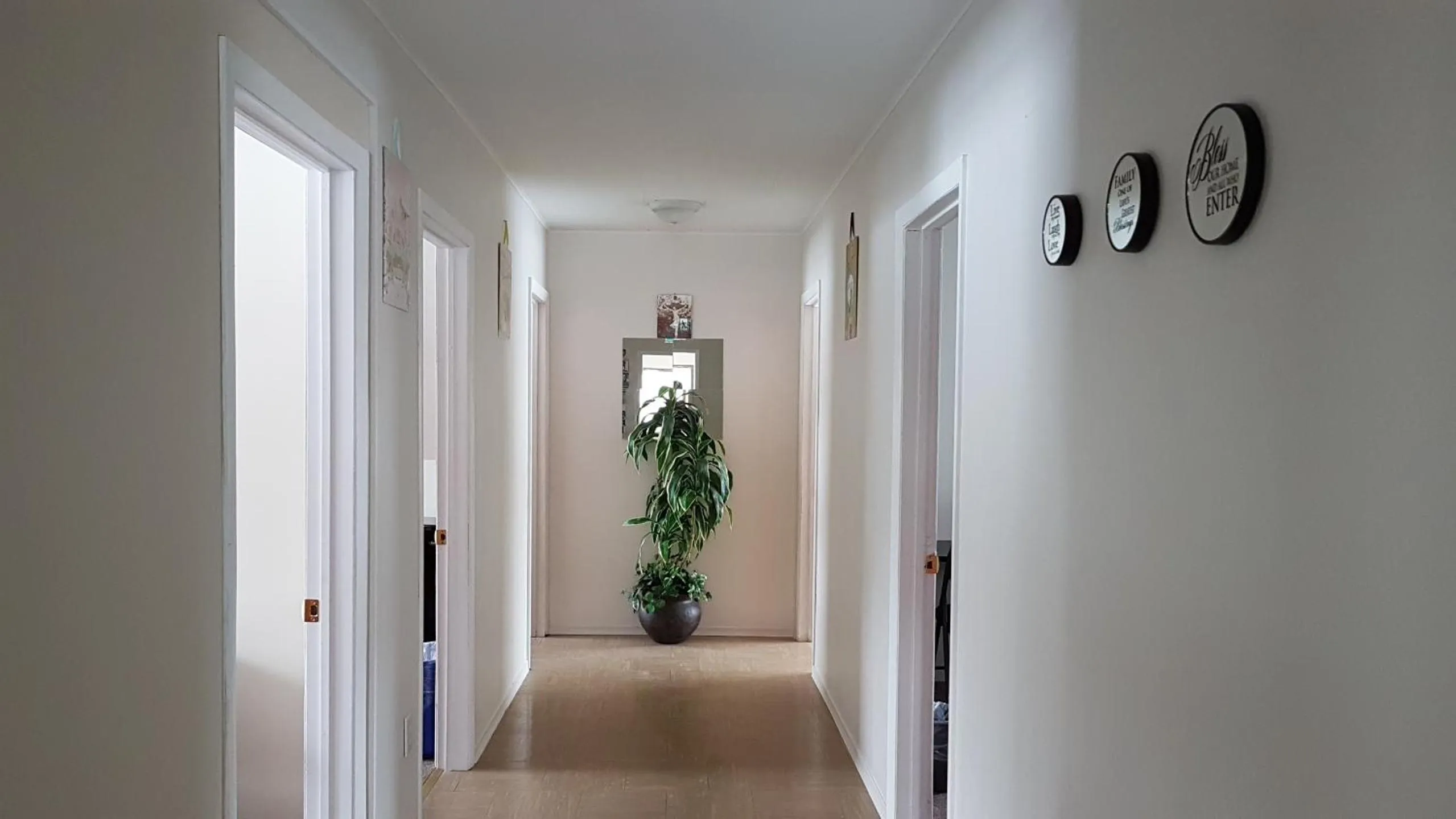 Lobby or reception in Preferred Rooms by Crestview Guest House