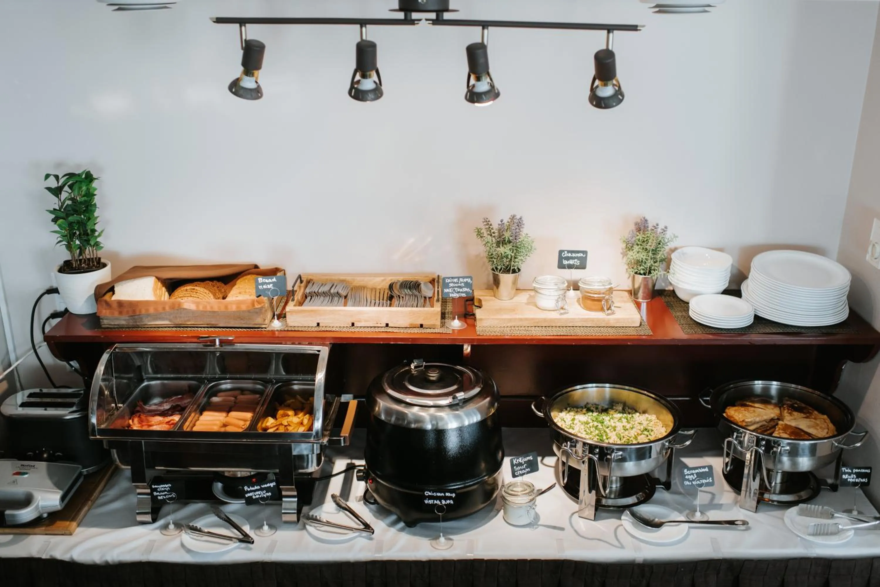 Restaurant/places to eat in Airport Hotel Mara