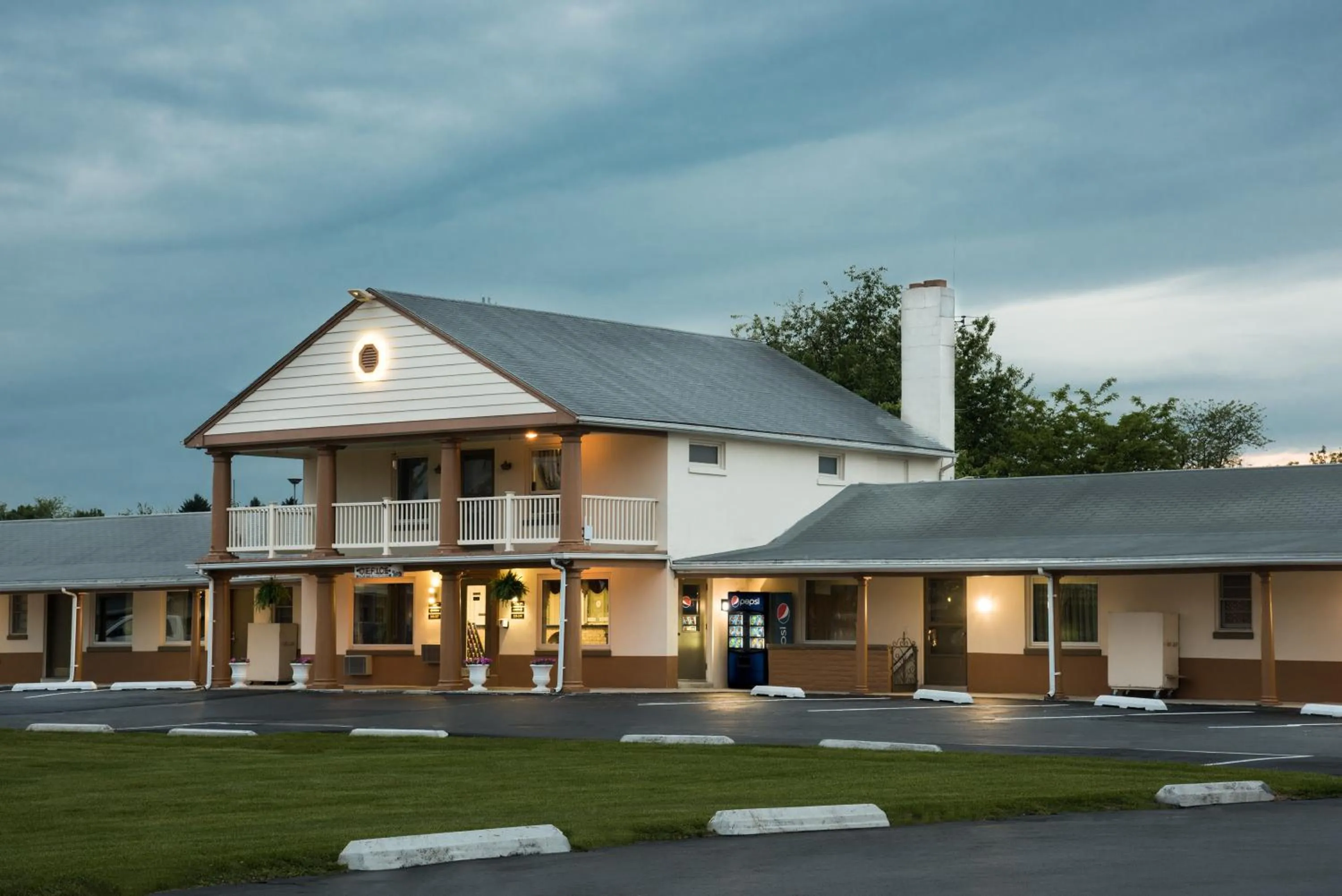 Property building in Knights Inn Palmyra