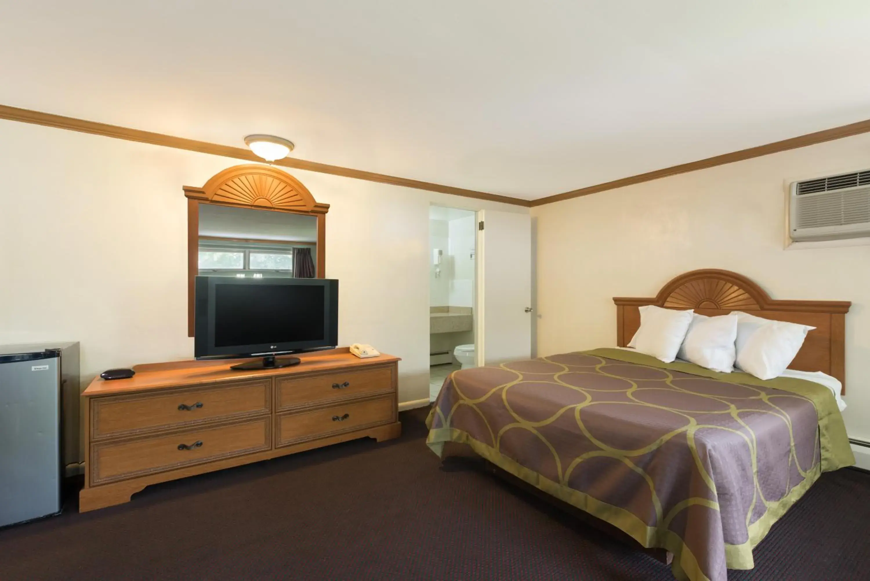 Photo of the whole room, Bed in Knights Inn Palmyra Photo of the whole room, Bed in Knights Inn Palmyra