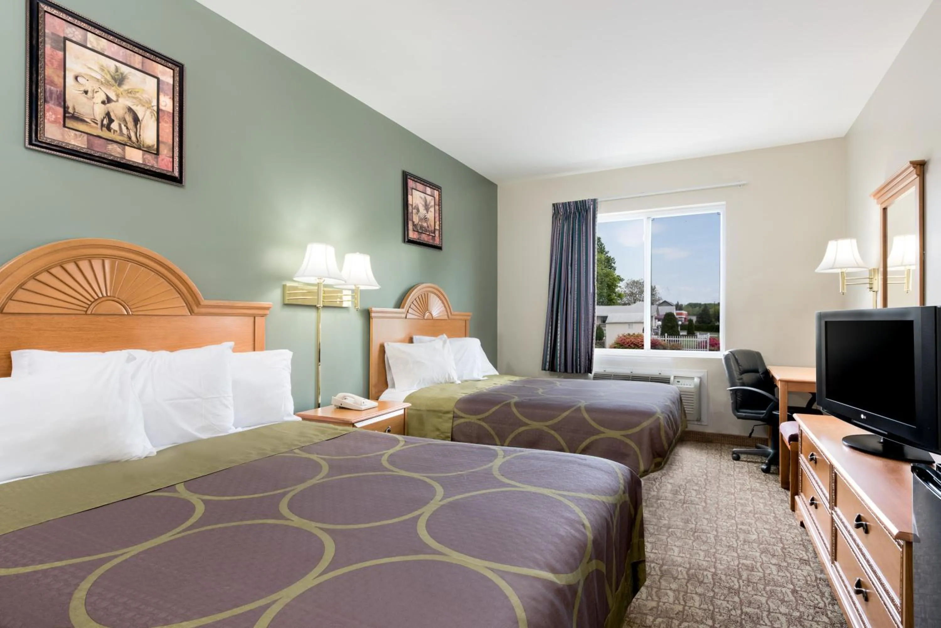 Photo of the whole room, Bed in Knights Inn Palmyra