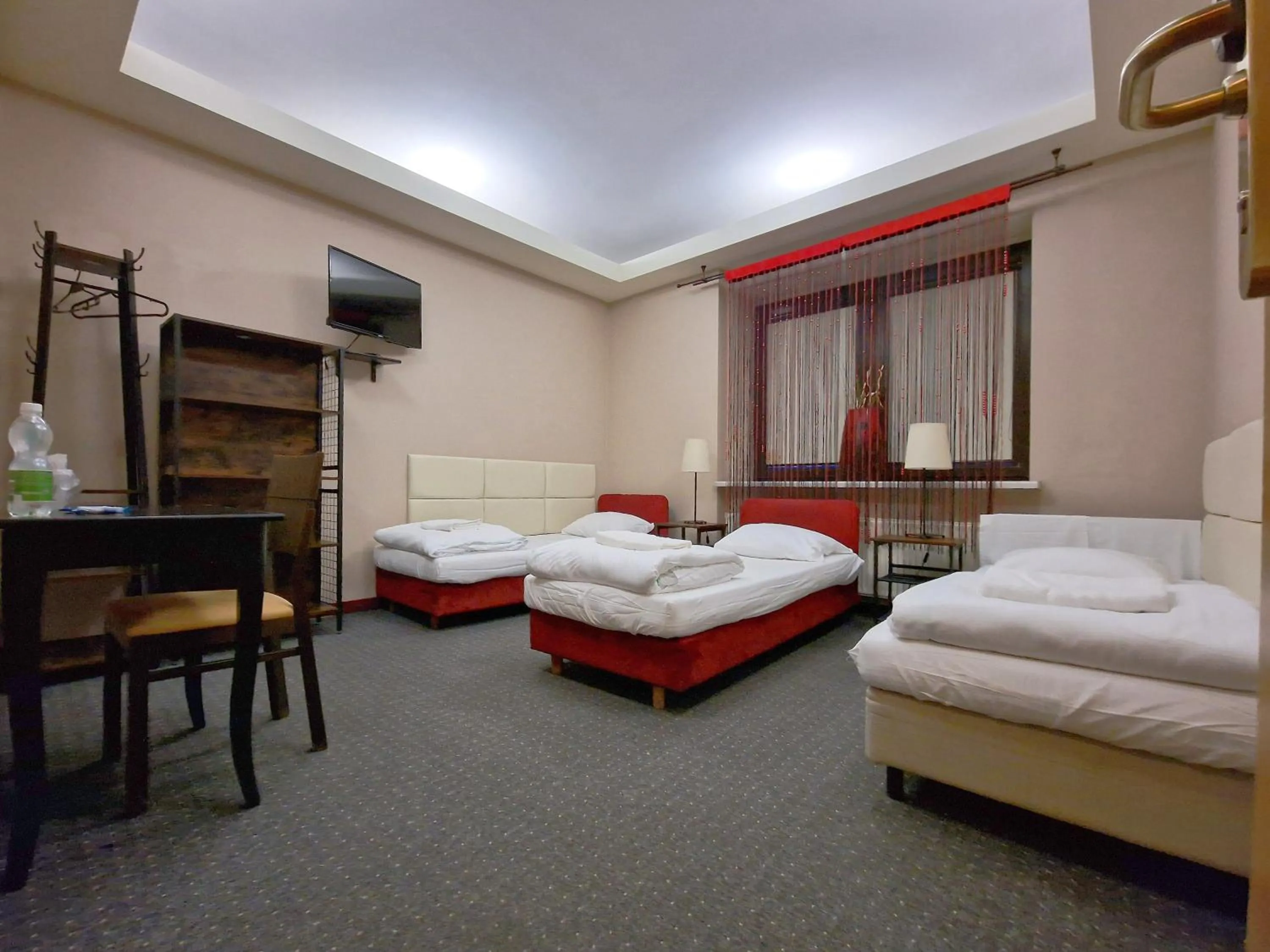 Triple Room with Shared Bathroom in Helvetia Plus B&B - PRIVATE ROOMS and APARTMENTS