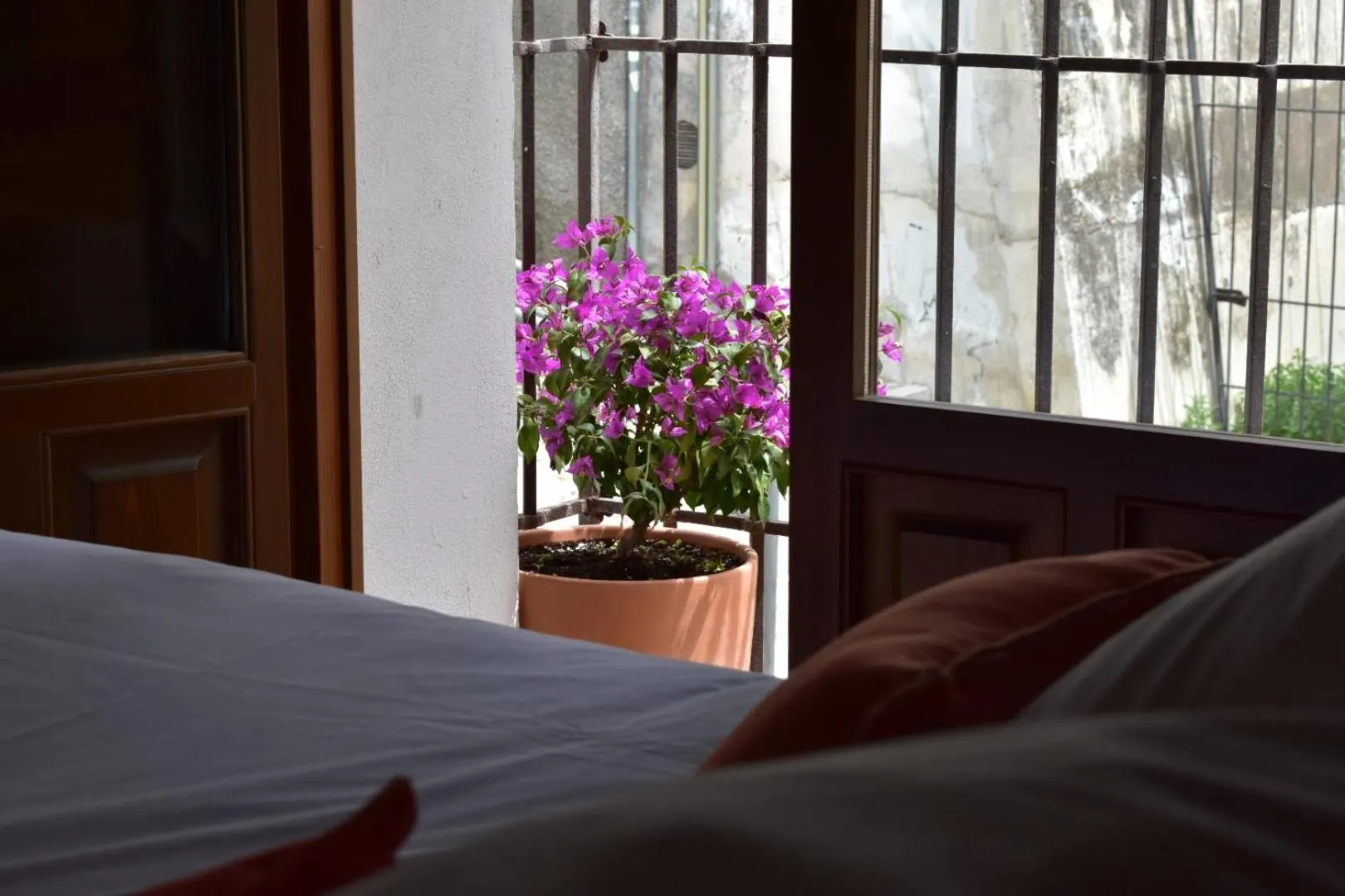 Quiet street view, Bed in Apartamentos Alhambra