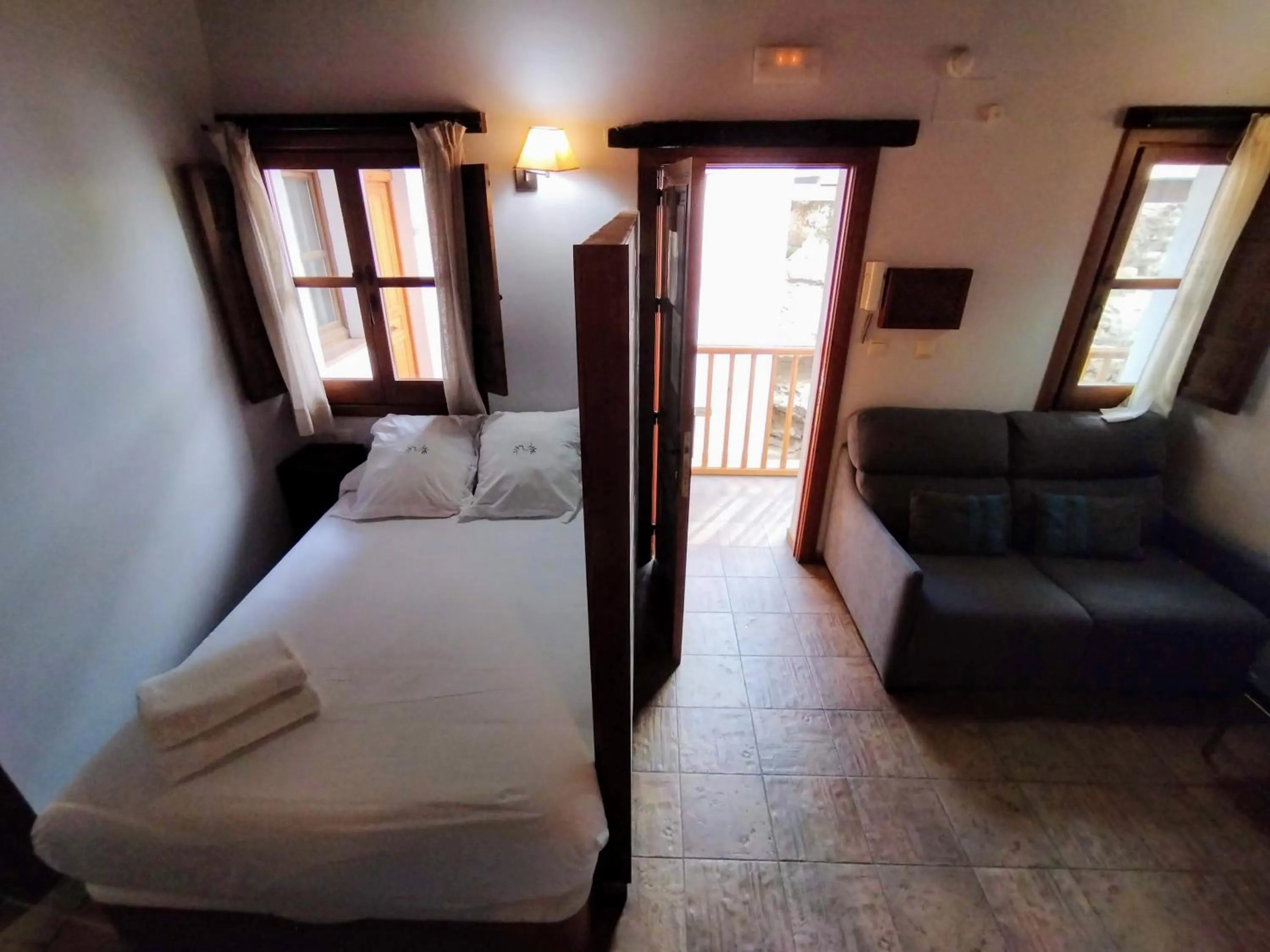 Inner courtyard view, Bed in Apartamentos Alhambra