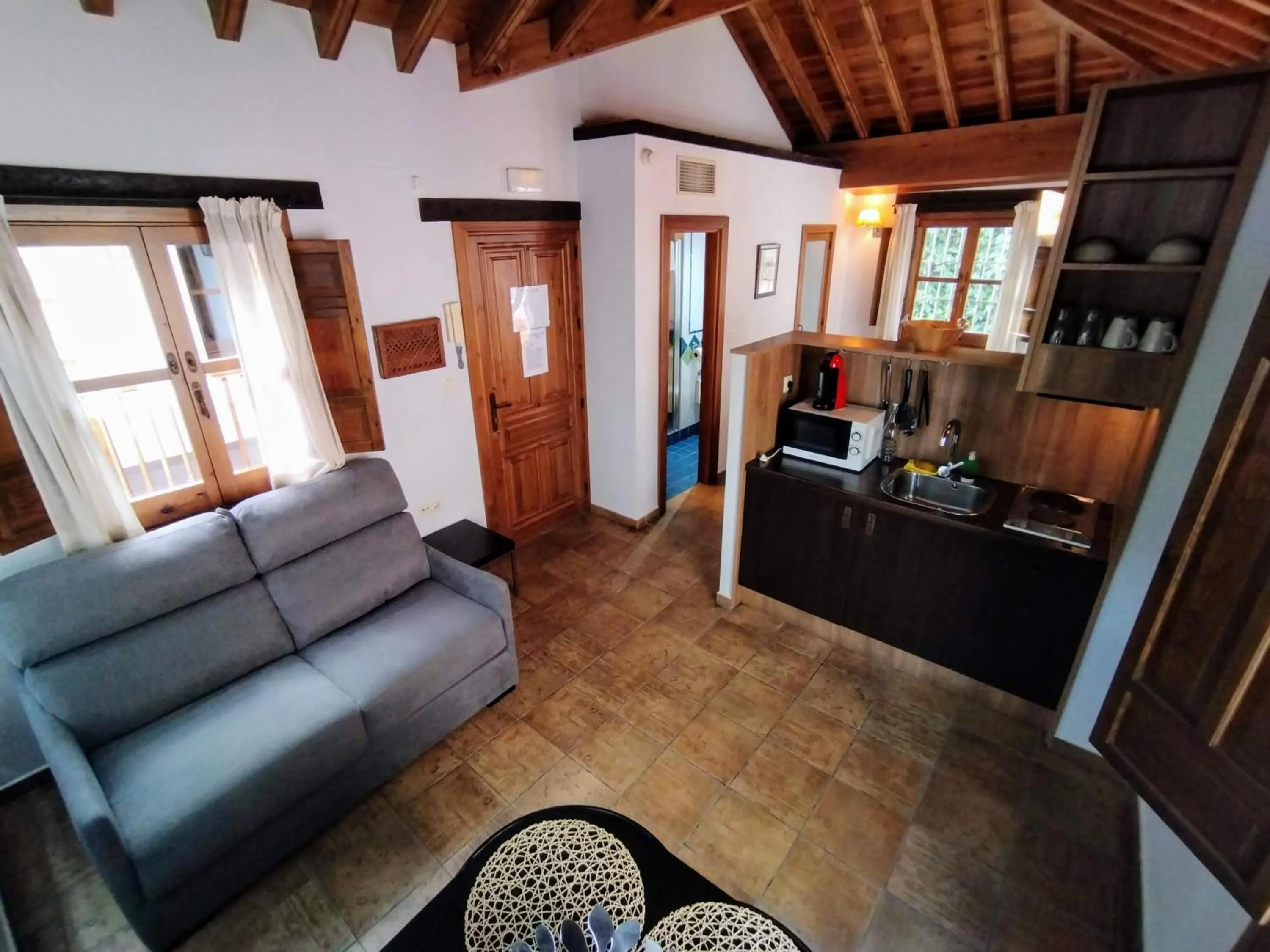 Inner courtyard view in Apartamentos Alhambra