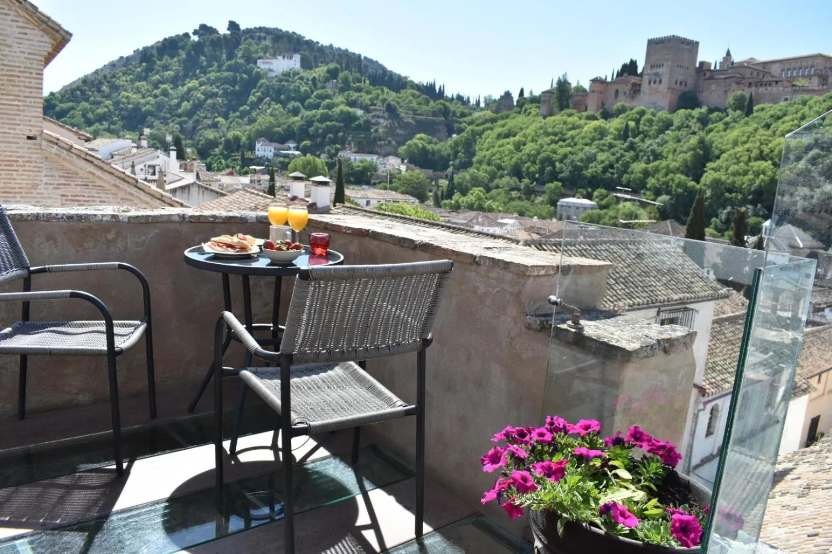 Spring in Apartamentos Alhambra