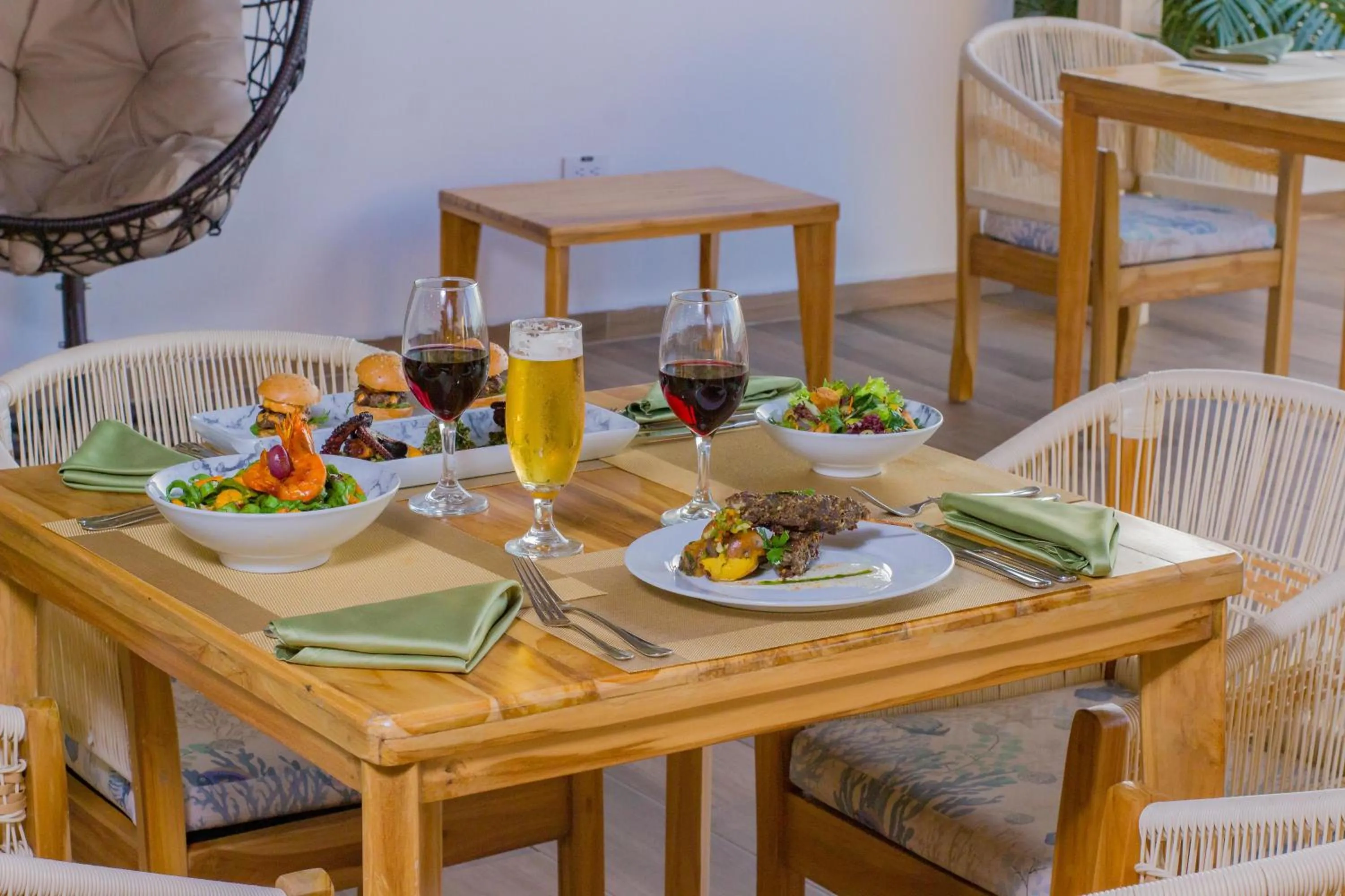 Restaurant/places to eat in Hotel Cartagena Plaza