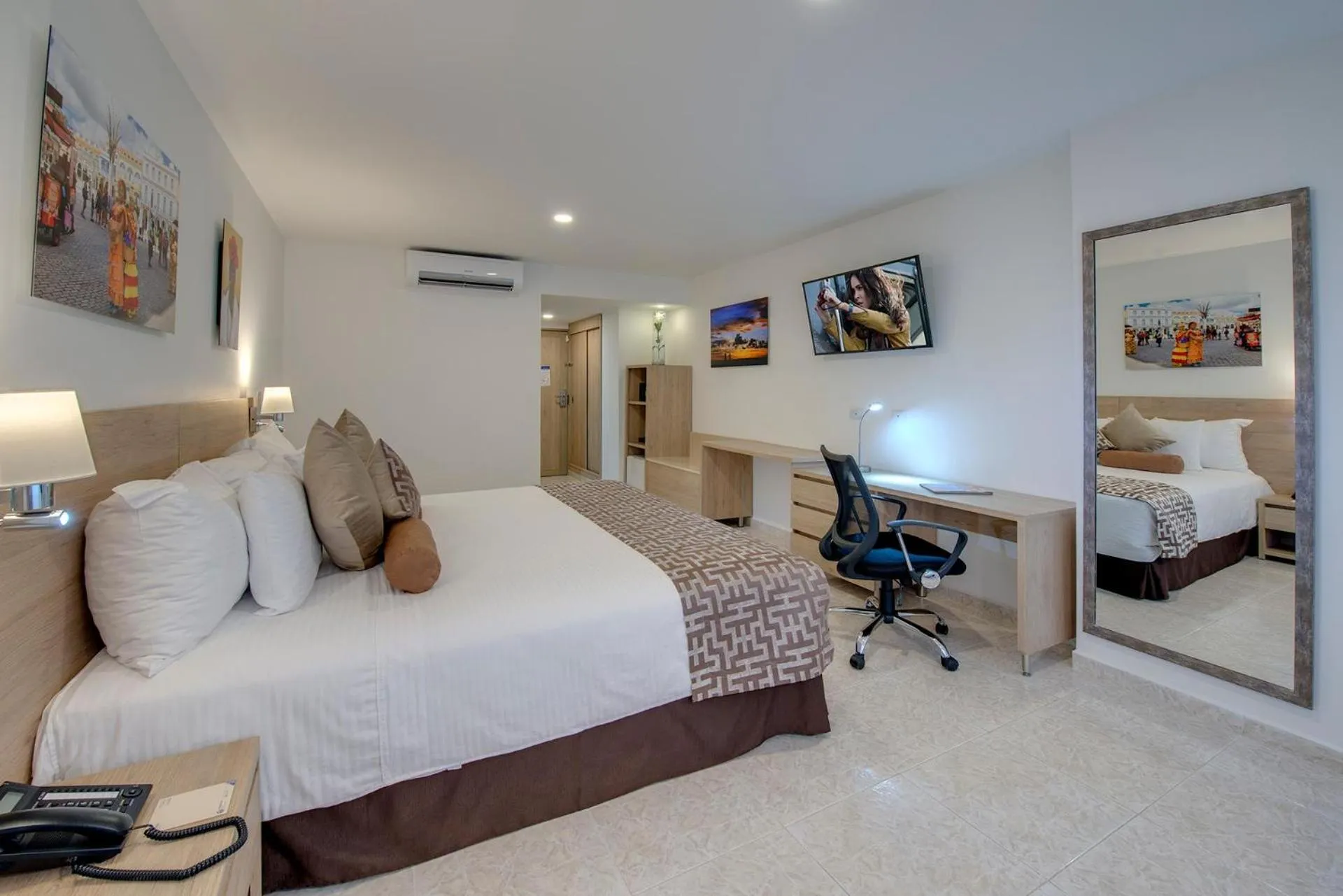 Photo of the whole room, Bed in Hotel Cartagena Plaza