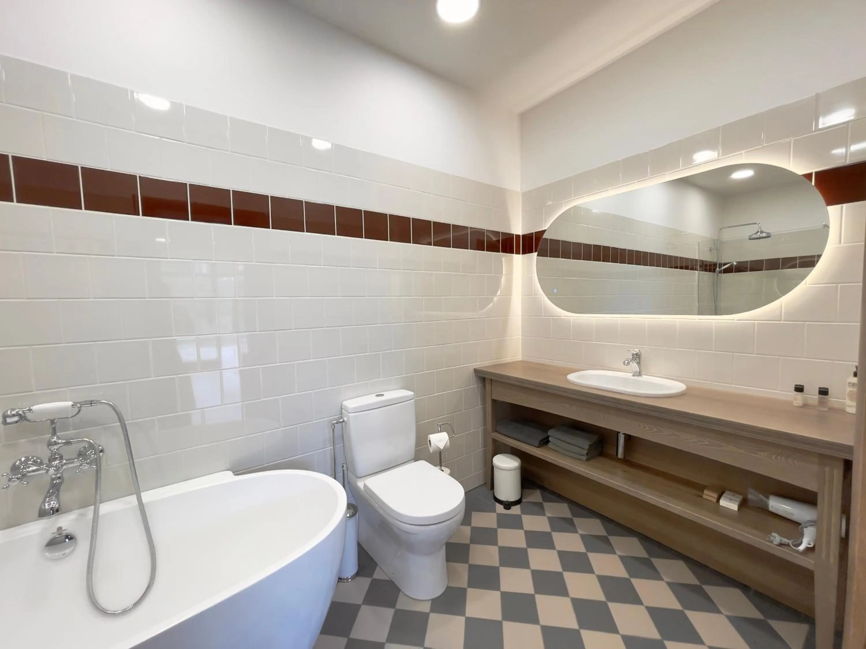 Shower in Karlamuiza Country Hotel