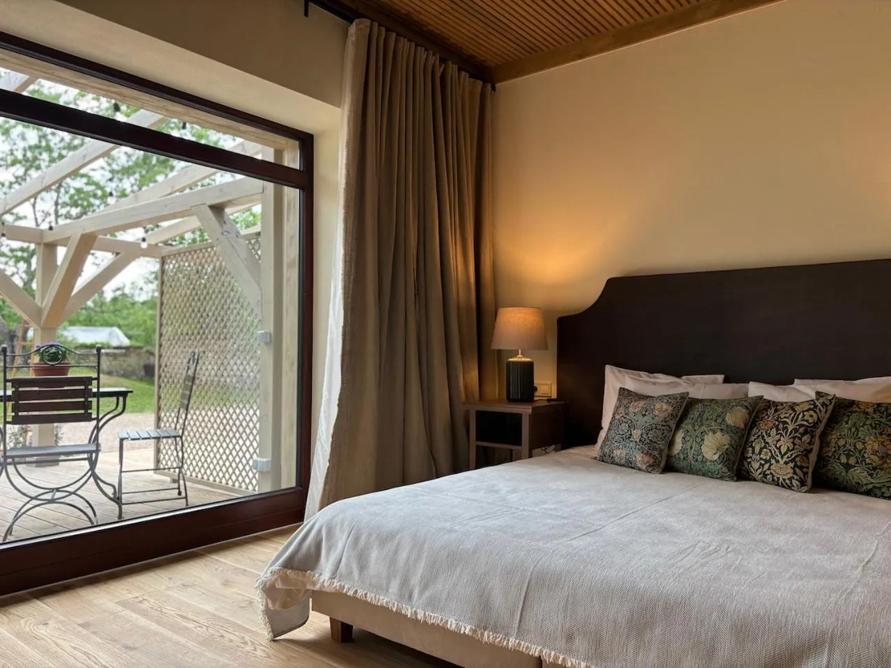 Bed in Karlamuiza Country Hotel