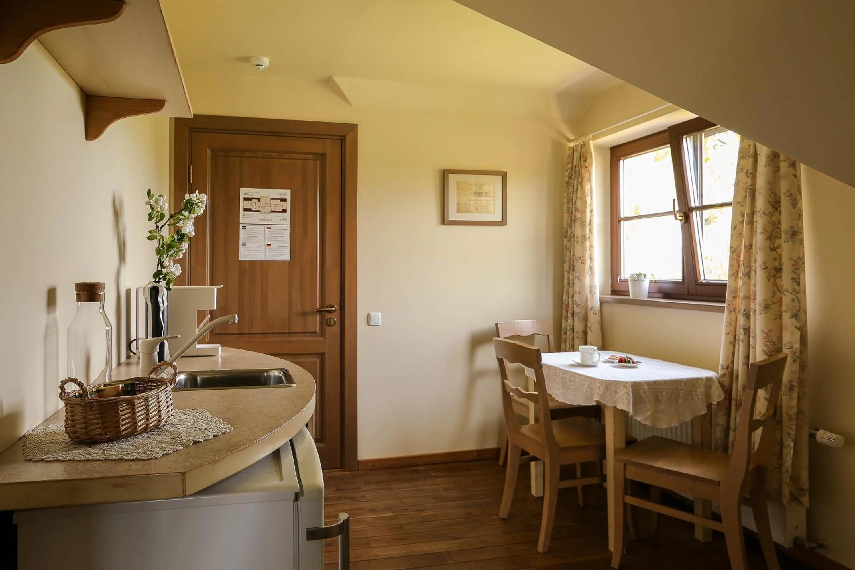 Kitchen or kitchenette in Karlamuiza Country Hotel