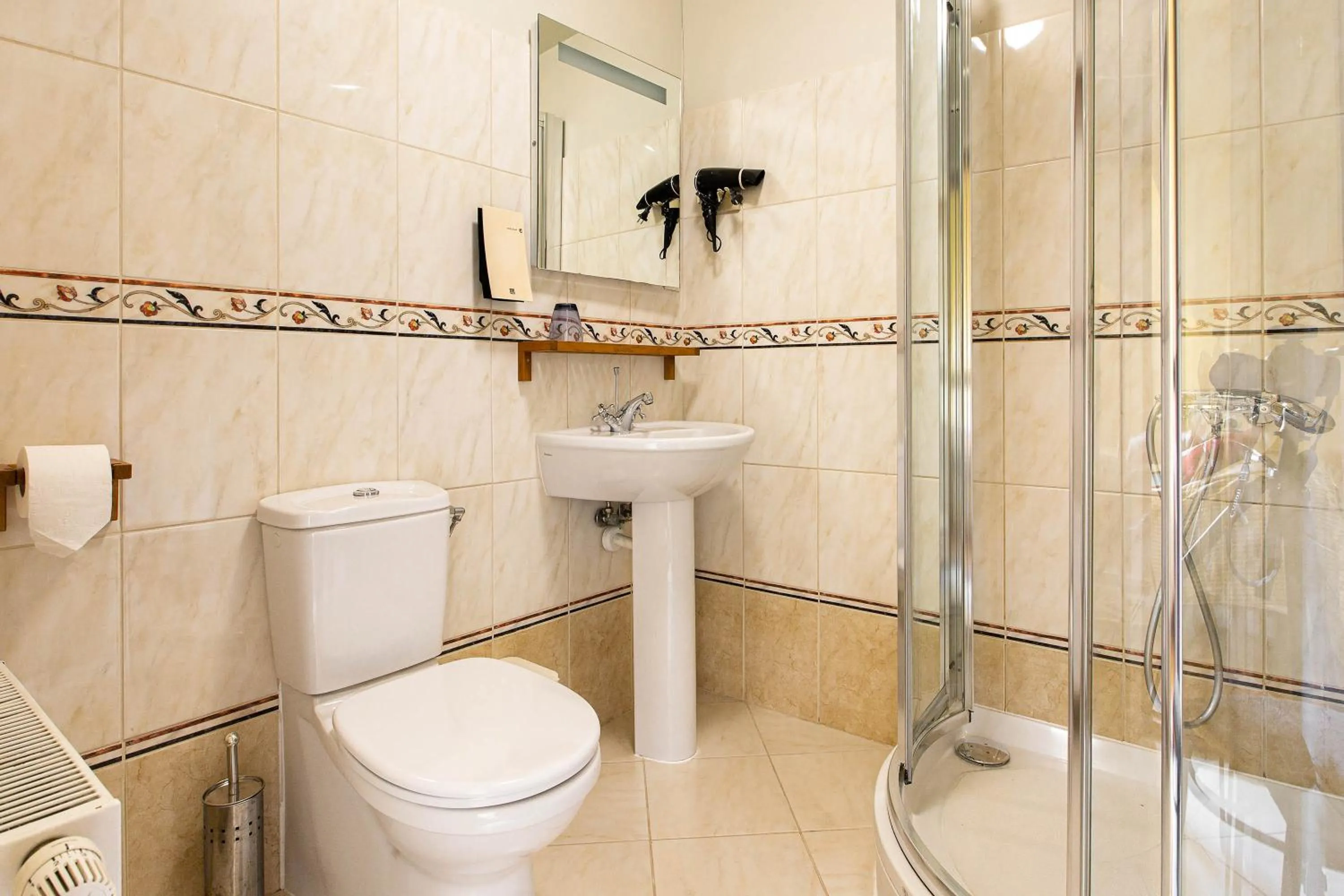 Shower in Karlamuiza Country Hotel