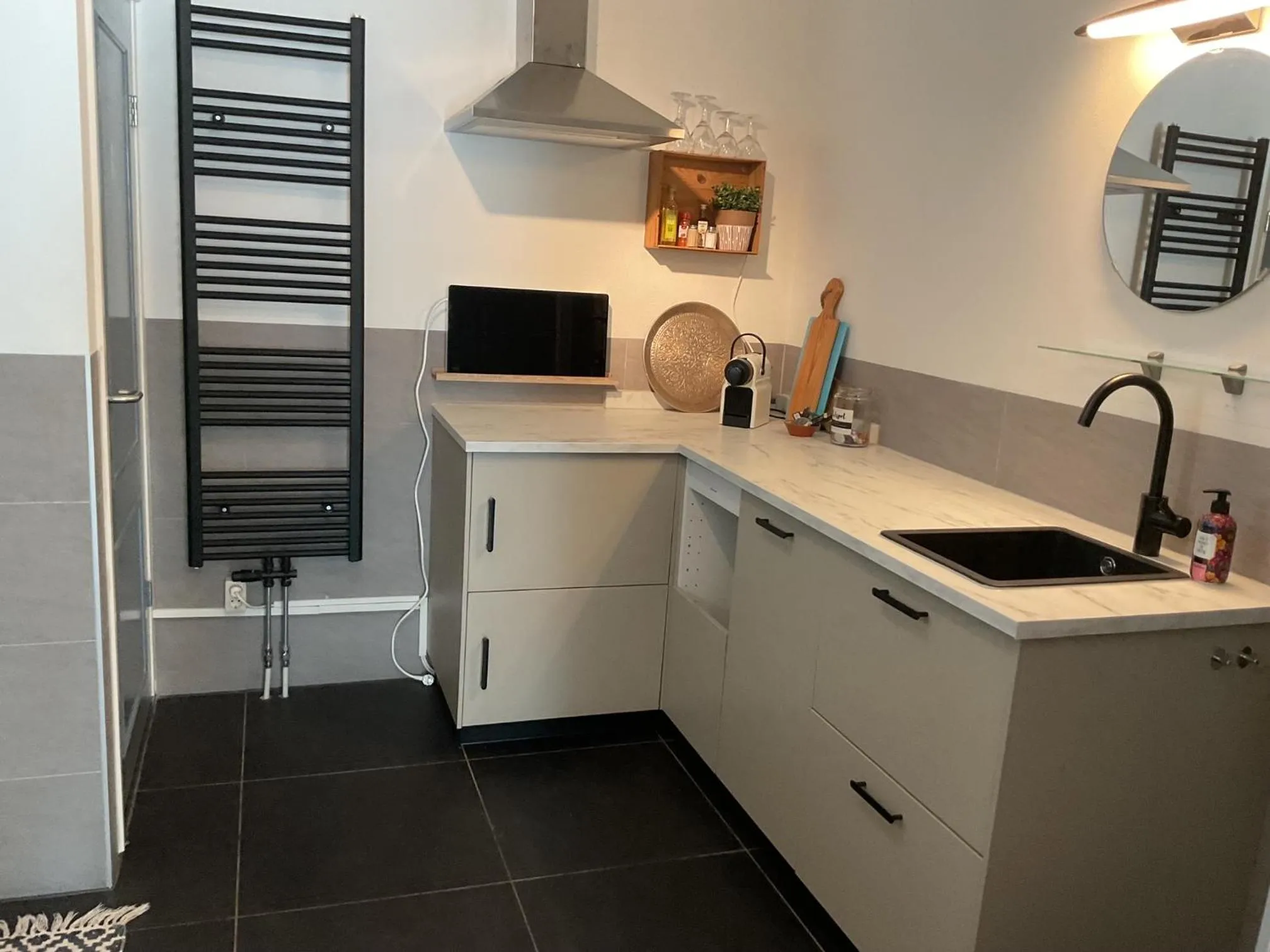 Kitchen or kitchenette in B&B De Sprokkeltuin